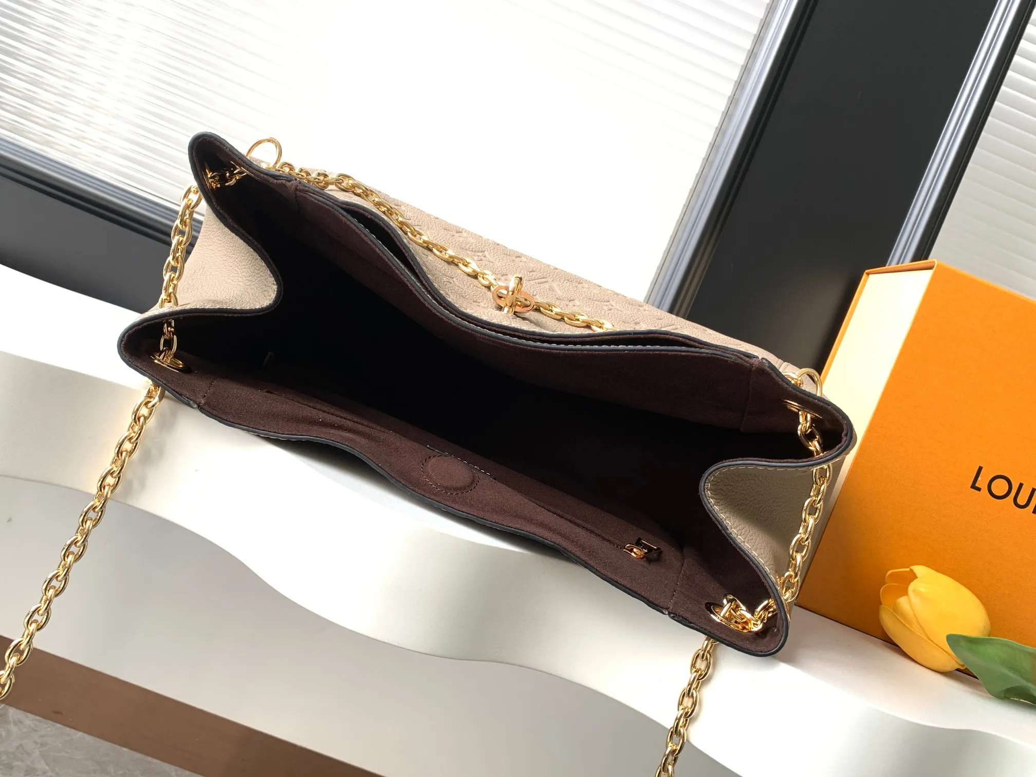 💰1020 (top layer leather) top original order dynamic 163c01 chip top original order enhanced version] Small size M14414 black M14659 apricot M14659 off-white This small Anytime handbag traces back to the Promenade handbag that was born in 1988, using modern touches to create a chic choice for day and night. Monogram Empreinte leather creates ample space for storing daily necessities. The LV padlock can also be hung from the sliding chain shoulder strap, allowing you to easily explore a variety of styling possibilities and carrying methods.  20 cm