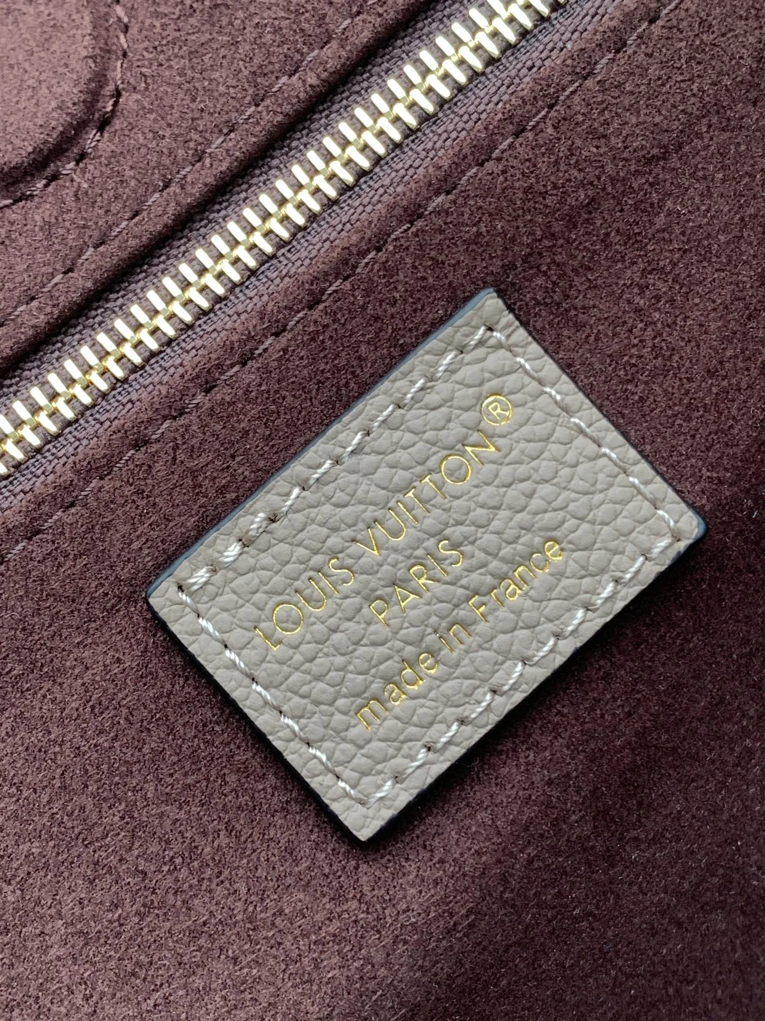 💰1020 (top layer leather) top original order dynamic 163c01 chip top original order enhanced version] Small size M14414 black M14659 apricot M14659 off-white This small Anytime handbag traces back to the Promenade handbag that was born in 1988, using modern touches to create a chic choice for day and night. Monogram Empreinte leather creates ample space for storing daily necessities. The LV padlock can also be hung from the sliding chain shoulder strap, allowing you to easily explore a variety of styling possibilities and carrying methods.  20 cm