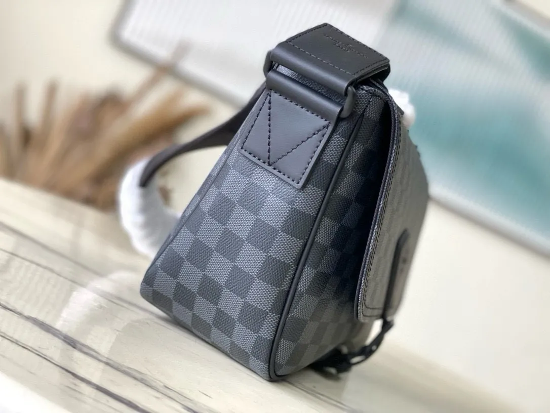 💰1080 Top Original M46685 Black Check Montsouris messenger bag is made of Monogram Eclipse canvas, with a modern configuration and ample space. Pockets and compartments provide easy access to everything you need on the go, and the fabric shoulder straps and archive buckle add to the brand's style. Dimensions: 34 x 19 x 11 cm