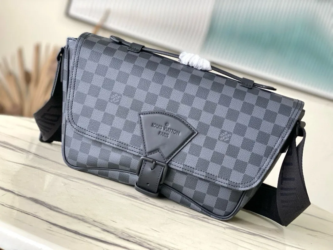 💰1080 Top Original M46685 Black Check Montsouris messenger bag is made of Monogram Eclipse canvas, with a modern configuration and ample space. Pockets and compartments provide easy access to everything you need on the go, and the fabric shoulder straps and archive buckle add to the brand's style. Dimensions: 34 x 19 x 11 cm
