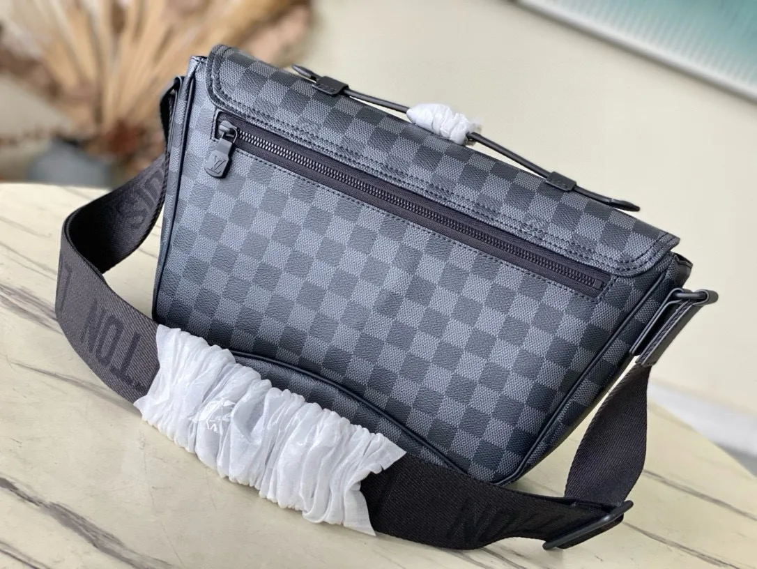 💰1080 Top Original M46685 Black Check Montsouris messenger bag is made of Monogram Eclipse canvas, with a modern configuration and ample space. Pockets and compartments provide easy access to everything you need on the go, and the fabric shoulder straps and archive buckle add to the brand's style. Dimensions: 34 x 19 x 11 cm