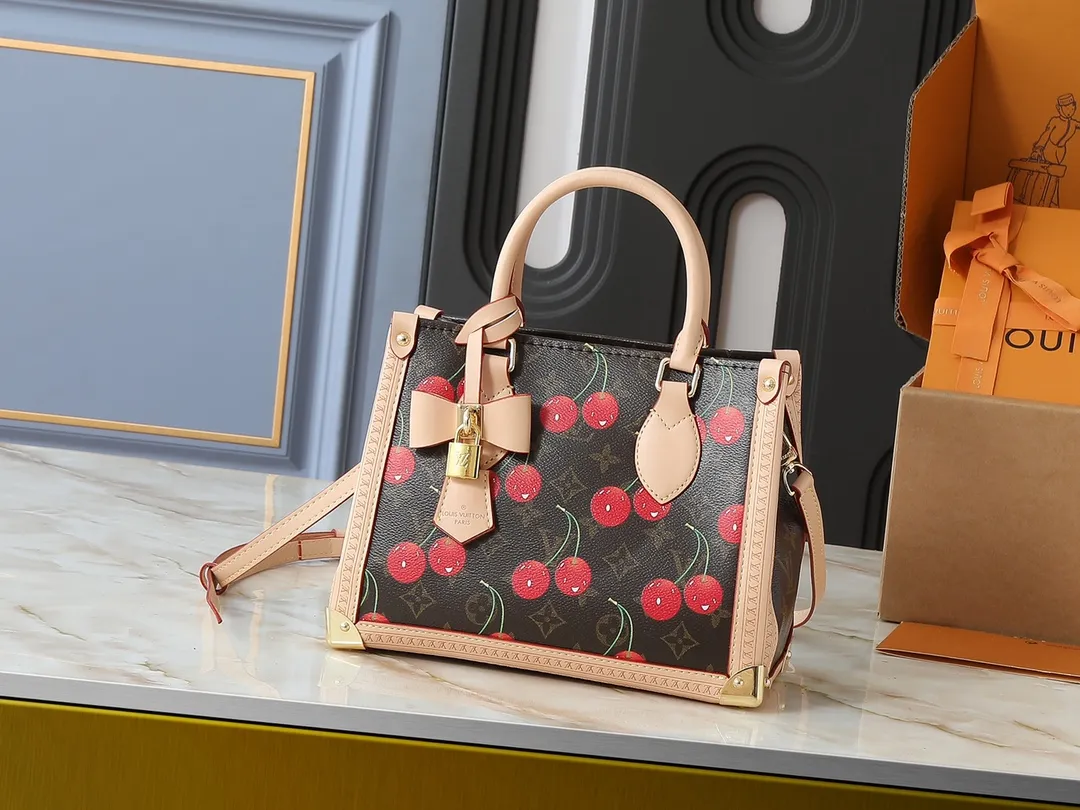 💰300💰Upgraded from the original M13079 M45495 M45659 M44571, the Louis Vuitton x Murakami reissue series interprets the OnTheGo small handbag in a smart way. The colorful Monogram canvas body, cowhide leather trim and LV x TM key bag highlight the sophisticated style. The shiny corners recall the design of traditional Louis Vuitton luggage, and the shoulder strap and top handle allow for multiple carrying methods. Dimensions: 25.0 x 19.0 x 11.5 cm (length x height x width)