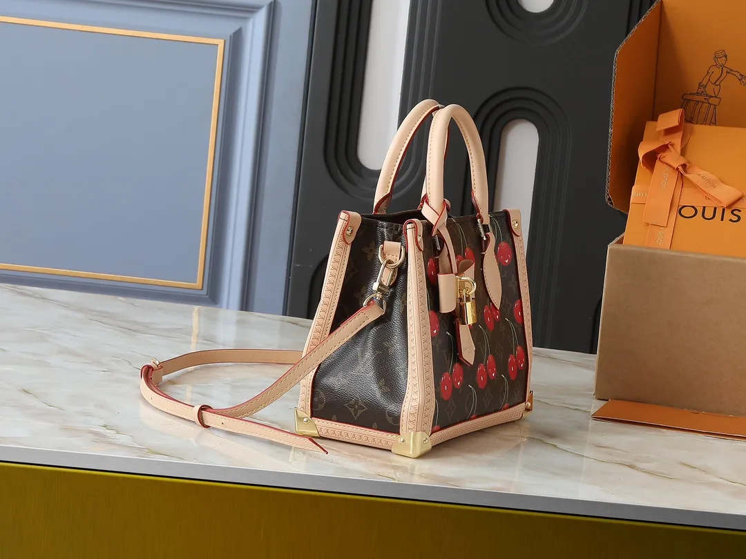 💰300💰Upgraded from the original M13079 M45495 M45659 M44571, the Louis Vuitton x Murakami reissue series interprets the OnTheGo small handbag in a smart way. The colorful Monogram canvas body, cowhide leather trim and LV x TM key bag highlight the sophisticated style. The shiny corners recall the design of traditional Louis Vuitton luggage, and the shoulder strap and top handle allow for multiple carrying methods. Dimensions: 25.0 x 19.0 x 11.5 cm (length x height x width)