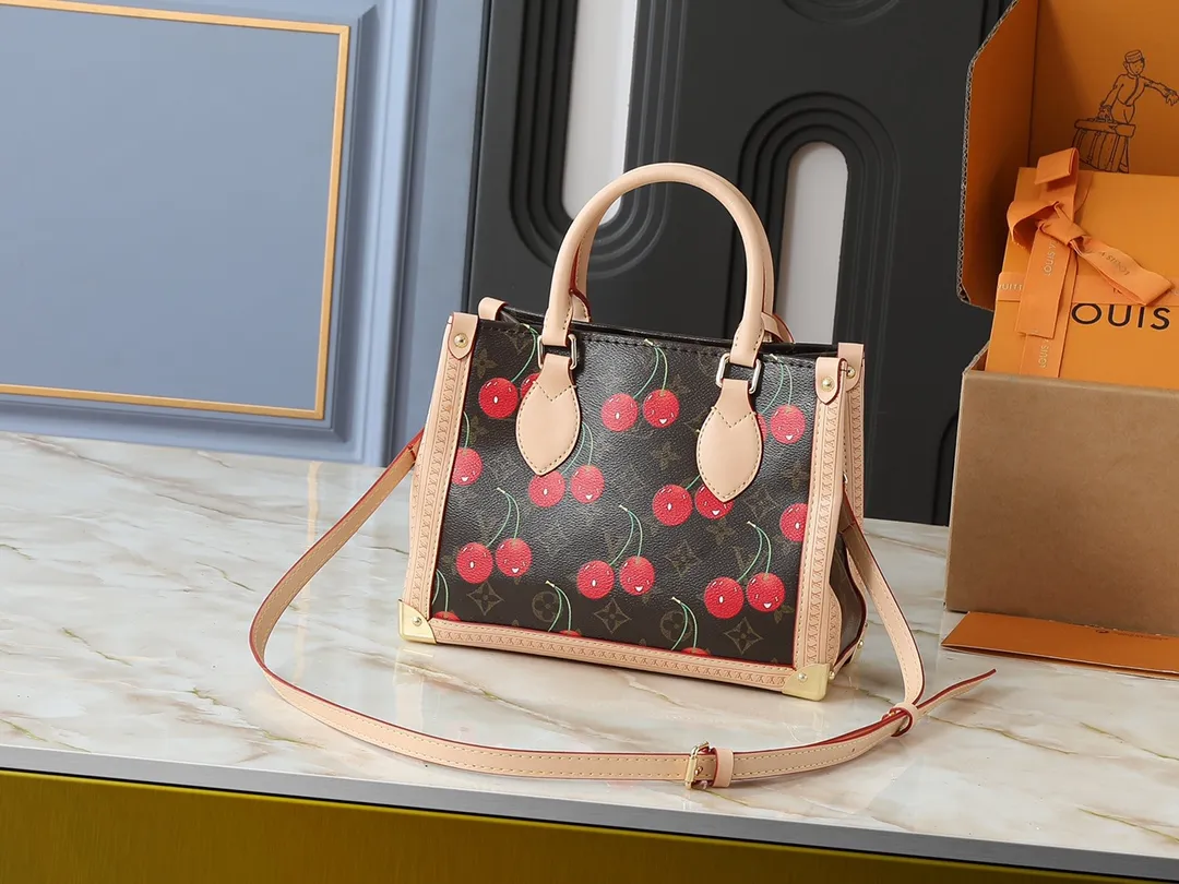 💰300💰Upgraded from the original M13079 M45495 M45659 M44571, the Louis Vuitton x Murakami reissue series interprets the OnTheGo small handbag in a smart way. The colorful Monogram canvas body, cowhide leather trim and LV x TM key bag highlight the sophisticated style. The shiny corners recall the design of traditional Louis Vuitton luggage, and the shoulder strap and top handle allow for multiple carrying methods. Dimensions: 25.0 x 19.0 x 11.5 cm (length x height x width)