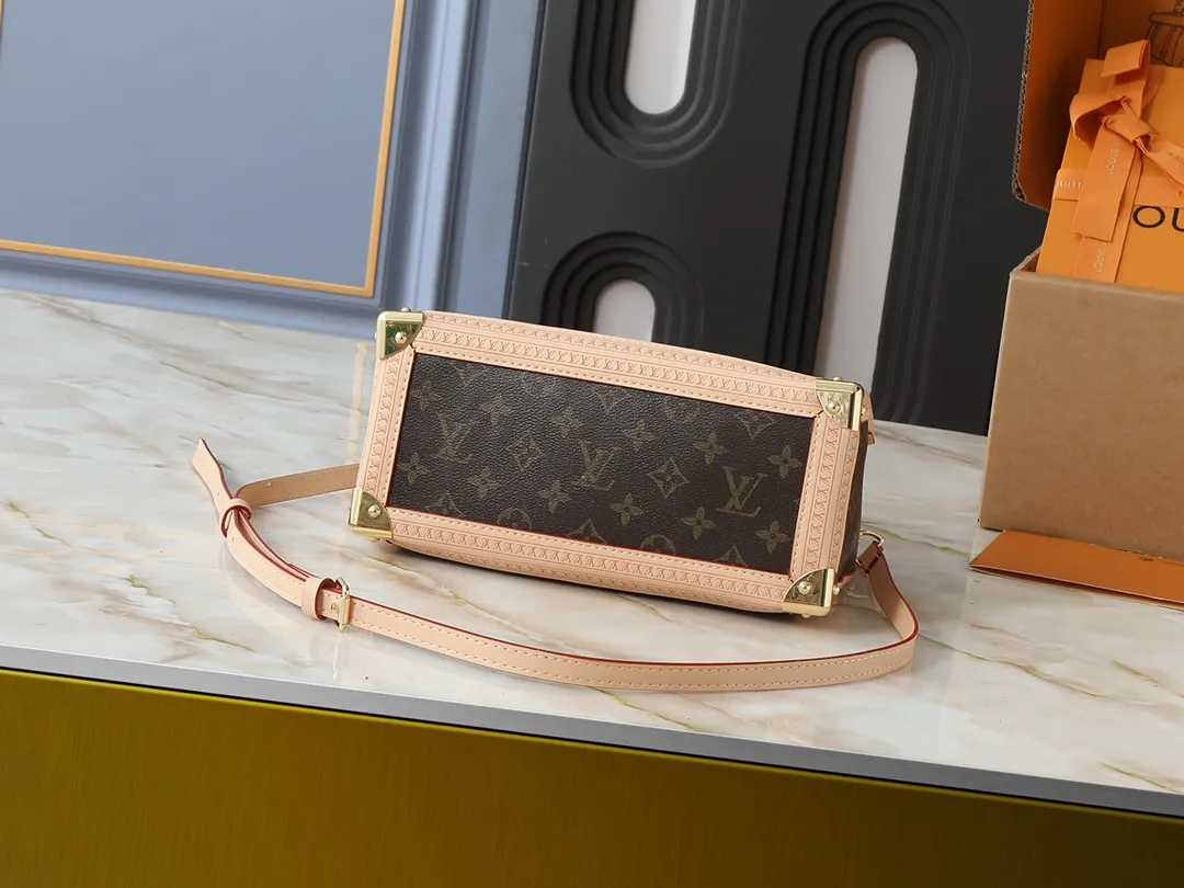 💰300💰Upgraded from the original M13079 M45495 M45659 M44571, the Louis Vuitton x Murakami reissue series interprets the OnTheGo small handbag in a smart way. The colorful Monogram canvas body, cowhide leather trim and LV x TM key bag highlight the sophisticated style. The shiny corners recall the design of traditional Louis Vuitton luggage, and the shoulder strap and top handle allow for multiple carrying methods. Dimensions: 25.0 x 19.0 x 11.5 cm (length x height x width)