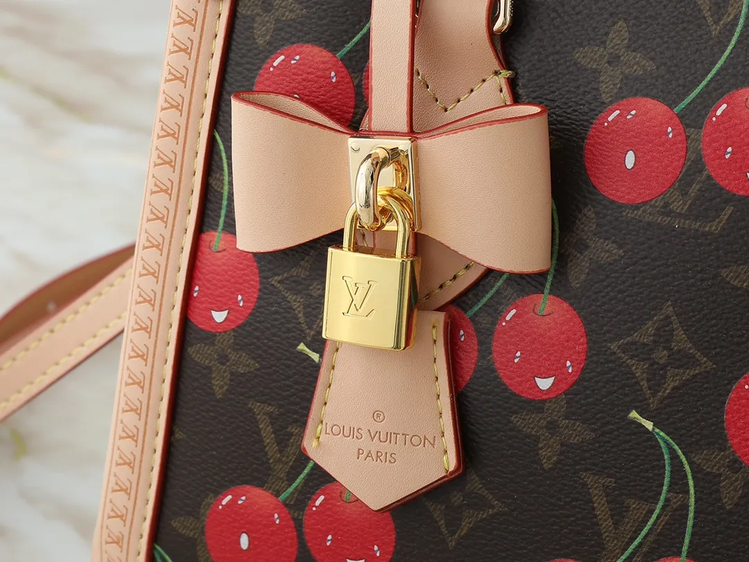 💰300💰Upgraded from the original M13079 M45495 M45659 M44571, the Louis Vuitton x Murakami reissue series interprets the OnTheGo small handbag in a smart way. The colorful Monogram canvas body, cowhide leather trim and LV x TM key bag highlight the sophisticated style. The shiny corners recall the design of traditional Louis Vuitton luggage, and the shoulder strap and top handle allow for multiple carrying methods. Dimensions: 25.0 x 19.0 x 11.5 cm (length x height x width)