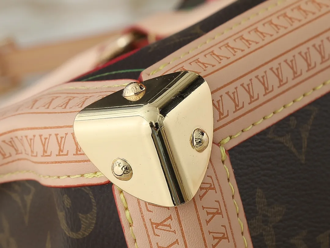 💰300💰Upgraded from the original M13079 M45495 M45659 M44571, the Louis Vuitton x Murakami reissue series interprets the OnTheGo small handbag in a smart way. The colorful Monogram canvas body, cowhide leather trim and LV x TM key bag highlight the sophisticated style. The shiny corners recall the design of traditional Louis Vuitton luggage, and the shoulder strap and top handle allow for multiple carrying methods. Dimensions: 25.0 x 19.0 x 11.5 cm (length x height x width)