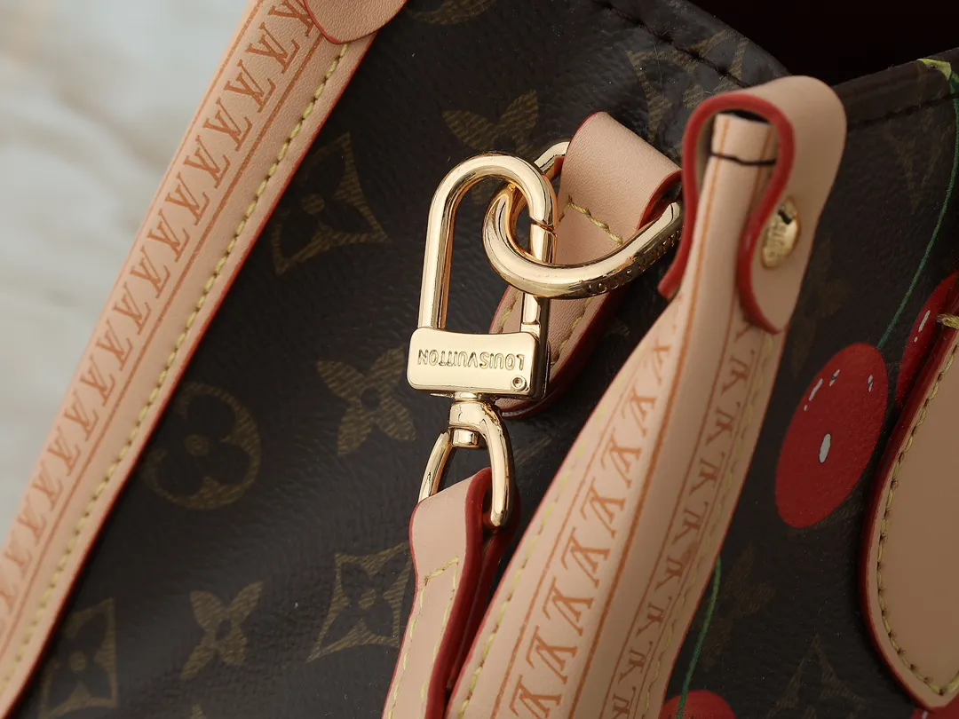 💰300💰Upgraded from the original M13079 M45495 M45659 M44571, the Louis Vuitton x Murakami reissue series interprets the OnTheGo small handbag in a smart way. The colorful Monogram canvas body, cowhide leather trim and LV x TM key bag highlight the sophisticated style. The shiny corners recall the design of traditional Louis Vuitton luggage, and the shoulder strap and top handle allow for multiple carrying methods. Dimensions: 25.0 x 19.0 x 11.5 cm (length x height x width)