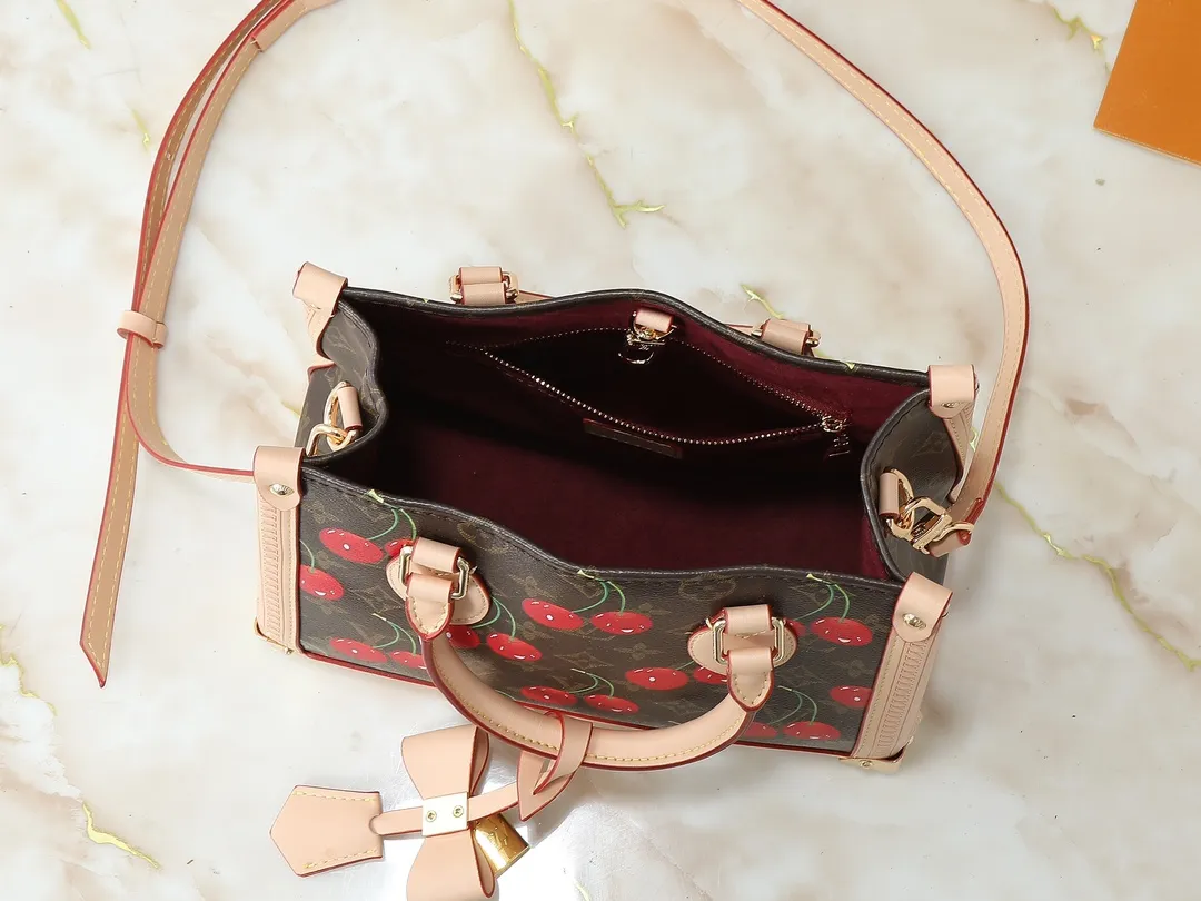 💰300💰Upgraded from the original M13079 M45495 M45659 M44571, the Louis Vuitton x Murakami reissue series interprets the OnTheGo small handbag in a smart way. The colorful Monogram canvas body, cowhide leather trim and LV x TM key bag highlight the sophisticated style. The shiny corners recall the design of traditional Louis Vuitton luggage, and the shoulder strap and top handle allow for multiple carrying methods. Dimensions: 25.0 x 19.0 x 11.5 cm (length x height x width)