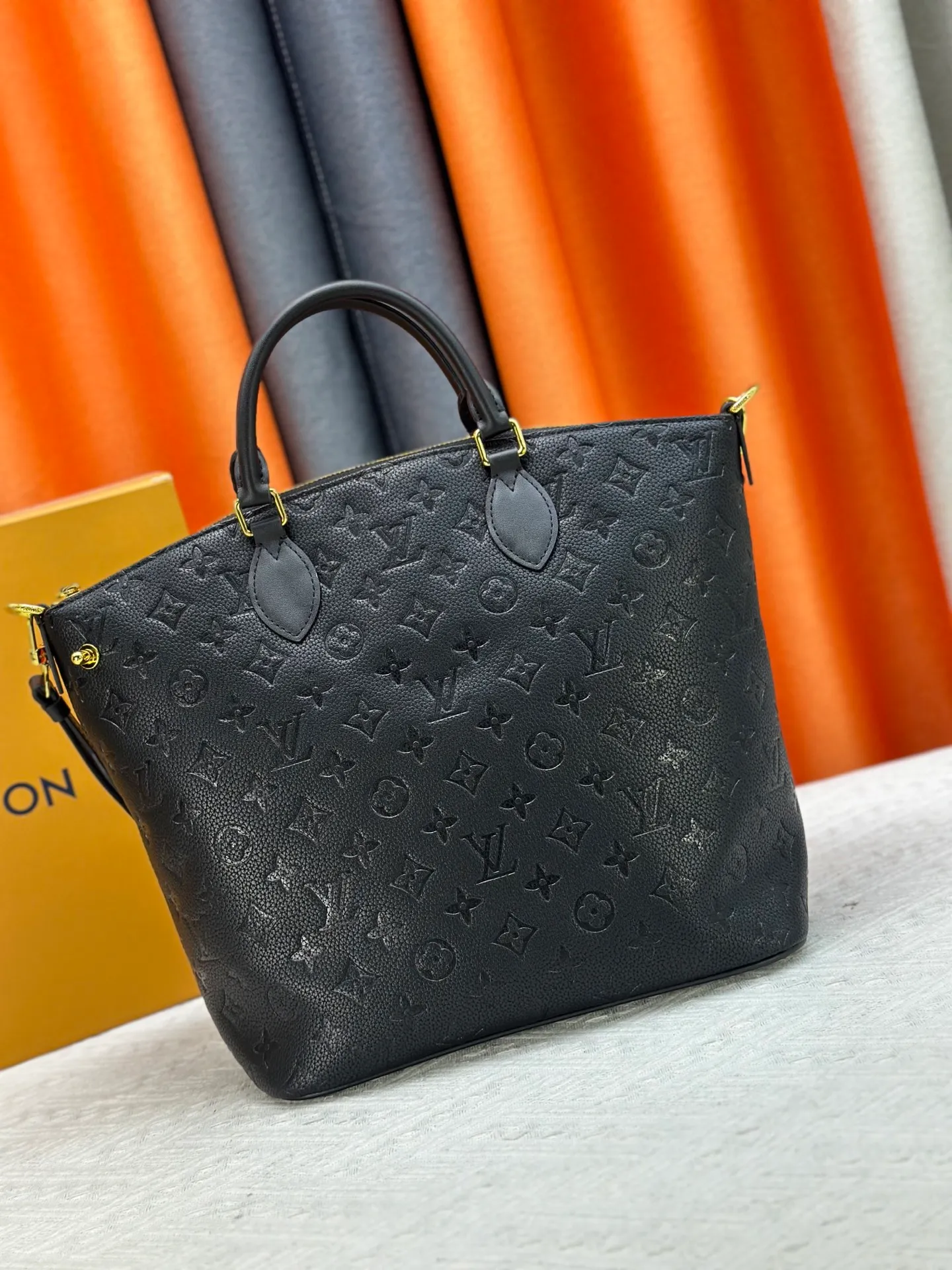 P290 upgraded original M26494 M26532 This Lockit BB handbag draws inspiration from the Knick-Knack handbag in the 1960s and can be flexibly switched between multiple carrying methods. Monogram coated canvas with a curved upper edge and oval trim reflect the classic elements of the original design. The padlock opening and closing once again pays tribute to the brand's long heritage. Dimensions: 36 x 30 x 15 cm (length x height x width)