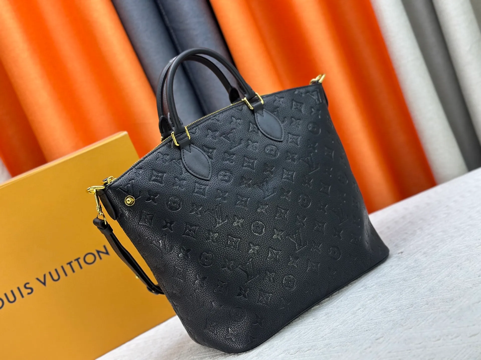 P290 upgraded original M26494 M26532 This Lockit BB handbag draws inspiration from the Knick-Knack handbag in the 1960s and can be flexibly switched between multiple carrying methods. Monogram coated canvas with a curved upper edge and oval trim reflect the classic elements of the original design. The padlock opening and closing once again pays tribute to the brand's long heritage. Dimensions: 36 x 30 x 15 cm (length x height x width)