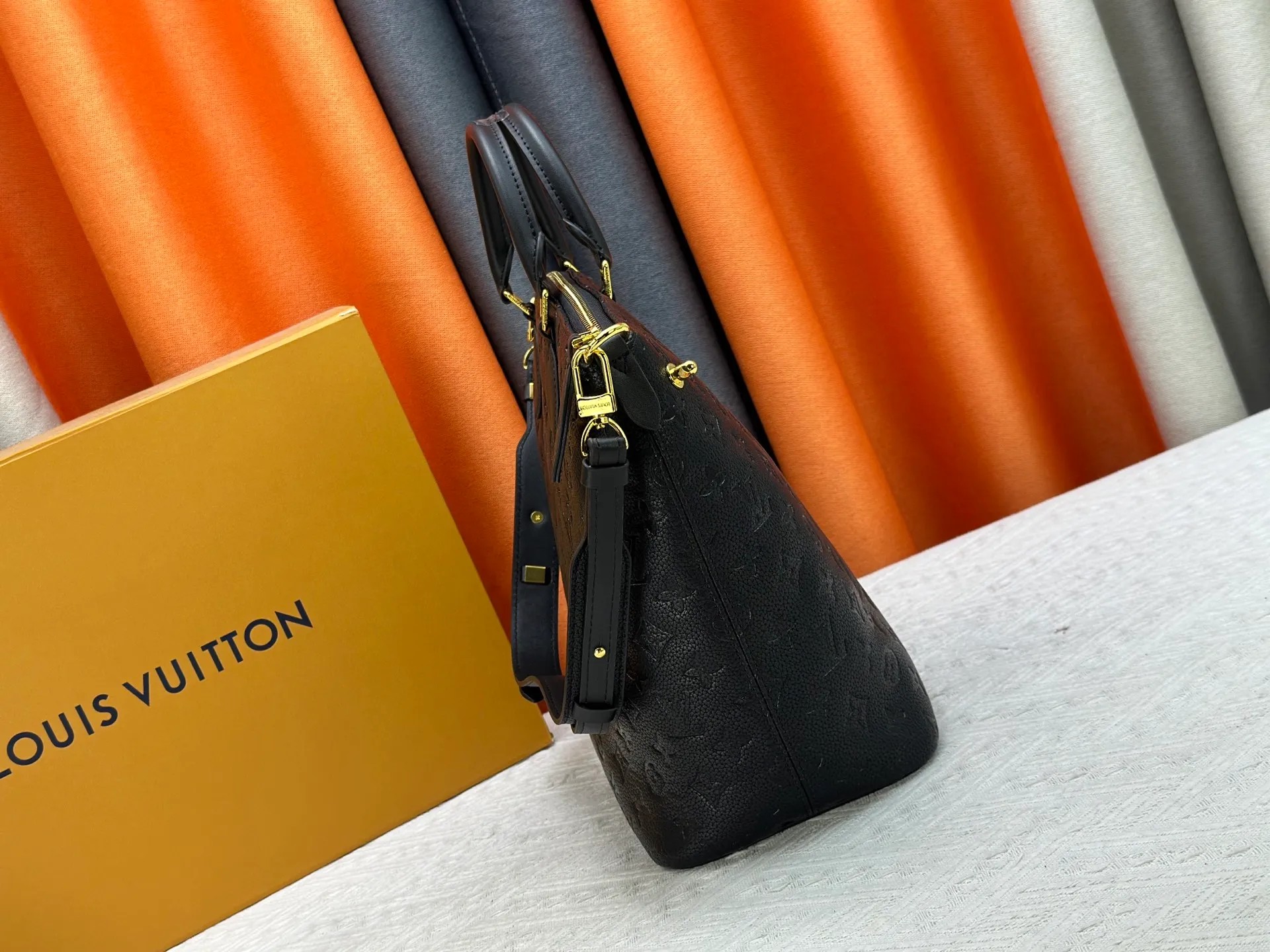 P290 upgraded original M26494 M26532 This Lockit BB handbag draws inspiration from the Knick-Knack handbag in the 1960s and can be flexibly switched between multiple carrying methods. Monogram coated canvas with a curved upper edge and oval trim reflect the classic elements of the original design. The padlock opening and closing once again pays tribute to the brand's long heritage. Dimensions: 36 x 30 x 15 cm (length x height x width)