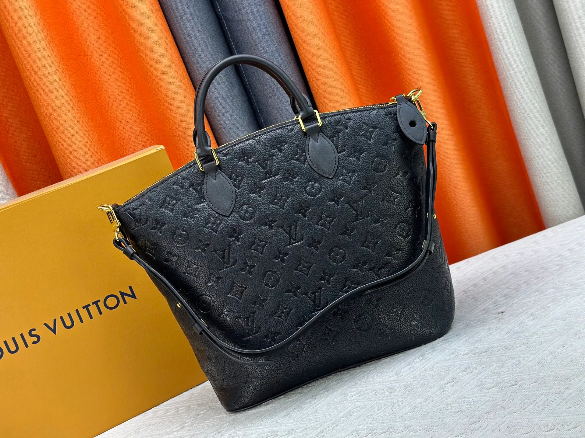 P290 upgraded original M26494 M26532 This Lockit BB handbag draws inspiration from the Knick-Knack handbag in the 1960s and can be flexibly switched between multiple carrying methods. Monogram coated canvas with a curved upper edge and oval trim reflect the classic elements of the original design. The padlock opening and closing once again pays tribute to the brand's long heritage. Dimensions: 36 x 30 x 15 cm (length x height x width)