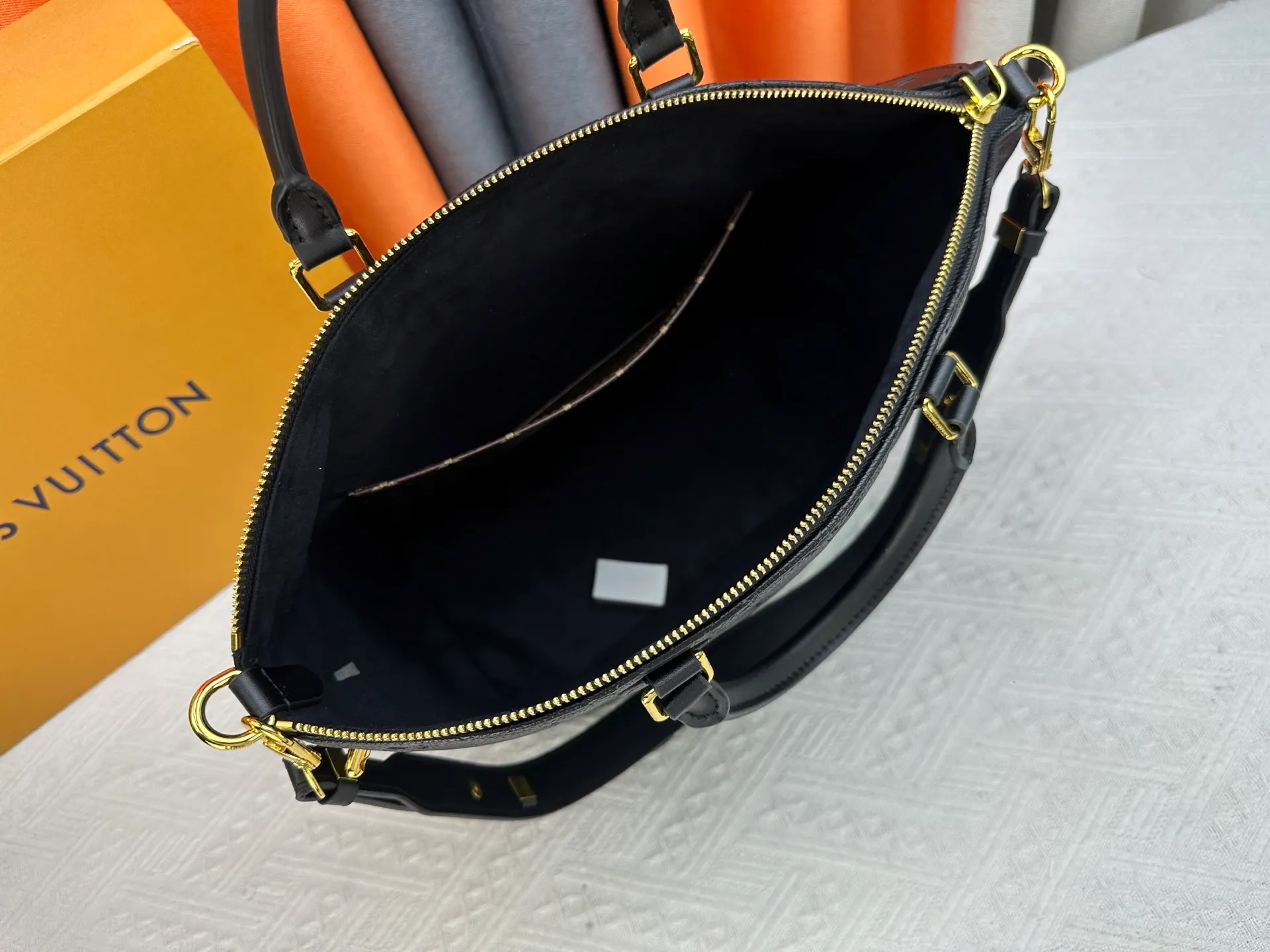P290 upgraded original M26494 M26532 This Lockit BB handbag draws inspiration from the Knick-Knack handbag in the 1960s and can be flexibly switched between multiple carrying methods. Monogram coated canvas with a curved upper edge and oval trim reflect the classic elements of the original design. The padlock opening and closing once again pays tribute to the brand's long heritage. Dimensions: 36 x 30 x 15 cm (length x height x width)