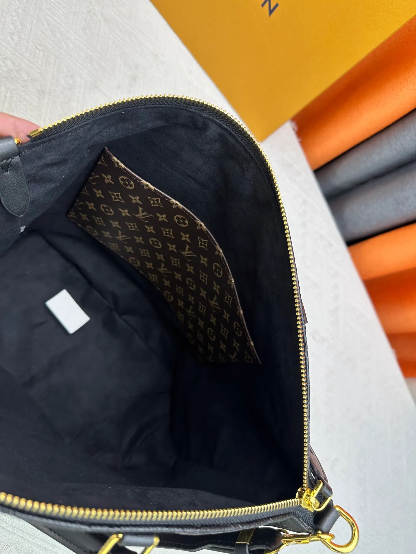 P290 upgraded original M26494 M26532 This Lockit BB handbag draws inspiration from the Knick-Knack handbag in the 1960s and can be flexibly switched between multiple carrying methods. Monogram coated canvas with a curved upper edge and oval trim reflect the classic elements of the original design. The padlock opening and closing once again pays tribute to the brand's long heritage. Dimensions: 36 x 30 x 15 cm (length x height x width)