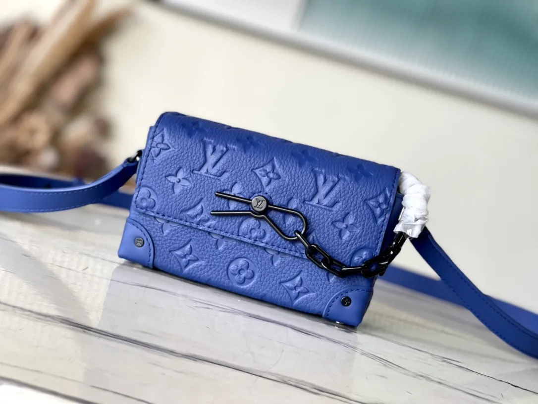 💰820 (first-grain leather) top original order M82571 blue. The chain and pin opening and closing of this Steamer mini handbag continue designer Virgil Abloh’s iconic touches, and are also a classic throwback to Louis Vuitton’s Steamer handbag. The appropriate size can accommodate daily needs, the zippered inner pocket can safely store valuables, and the adjustable shoulder strap allows for shoulder or cross-body wear. Dimensions: 18.0 x 11.0 x 6.5 cm