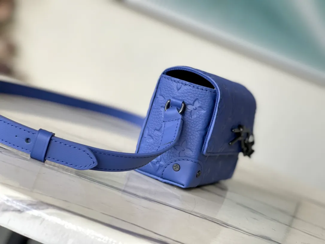 💰820 (first-grain leather) top original order M82571 blue. The chain and pin opening and closing of this Steamer mini handbag continue designer Virgil Abloh’s iconic touches, and are also a classic throwback to Louis Vuitton’s Steamer handbag. The appropriate size can accommodate daily needs, the zippered inner pocket can safely store valuables, and the adjustable shoulder strap allows for shoulder or cross-body wear. Dimensions: 18.0 x 11.0 x 6.5 cm
