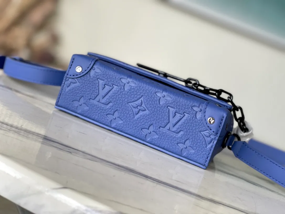 💰820 (first-grain leather) top original order M82571 blue. The chain and pin opening and closing of this Steamer mini handbag continue designer Virgil Abloh’s iconic touches, and are also a classic throwback to Louis Vuitton’s Steamer handbag. The appropriate size can accommodate daily needs, the zippered inner pocket can safely store valuables, and the adjustable shoulder strap allows for shoulder or cross-body wear. Dimensions: 18.0 x 11.0 x 6.5 cm