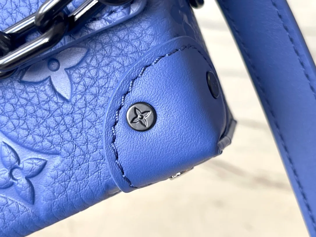 💰820 (first-grain leather) top original order M82571 blue. The chain and pin opening and closing of this Steamer mini handbag continue designer Virgil Abloh’s iconic touches, and are also a classic throwback to Louis Vuitton’s Steamer handbag. The appropriate size can accommodate daily needs, the zippered inner pocket can safely store valuables, and the adjustable shoulder strap allows for shoulder or cross-body wear. Dimensions: 18.0 x 11.0 x 6.5 cm