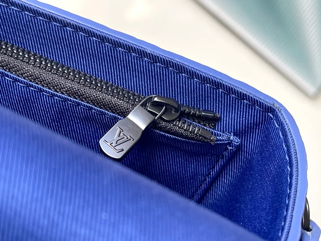 💰820 (first-grain leather) top original order M82571 blue. The chain and pin opening and closing of this Steamer mini handbag continue designer Virgil Abloh’s iconic touches, and are also a classic throwback to Louis Vuitton’s Steamer handbag. The appropriate size can accommodate daily needs, the zippered inner pocket can safely store valuables, and the adjustable shoulder strap allows for shoulder or cross-body wear. Dimensions: 18.0 x 11.0 x 6.5 cm