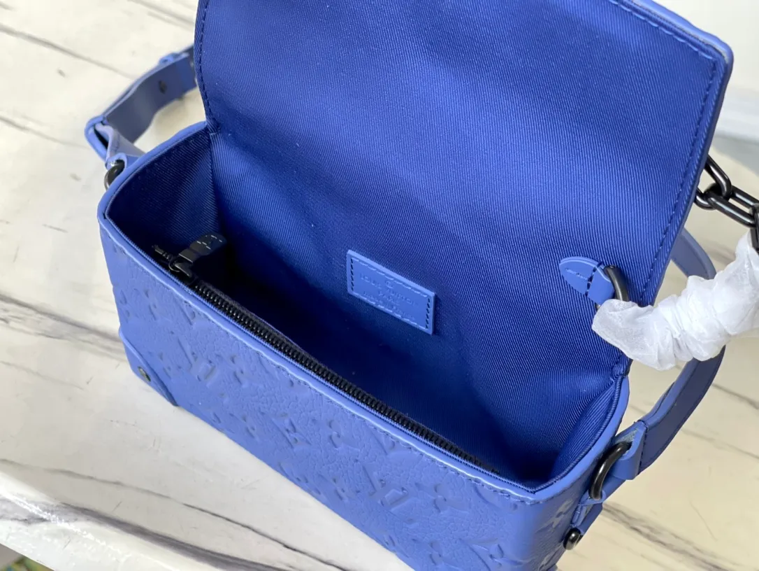 💰820 (first-grain leather) top original order M82571 blue. The chain and pin opening and closing of this Steamer mini handbag continue designer Virgil Abloh’s iconic touches, and are also a classic throwback to Louis Vuitton’s Steamer handbag. The appropriate size can accommodate daily needs, the zippered inner pocket can safely store valuables, and the adjustable shoulder strap allows for shoulder or cross-body wear. Dimensions: 18.0 x 11.0 x 6.5 cm
