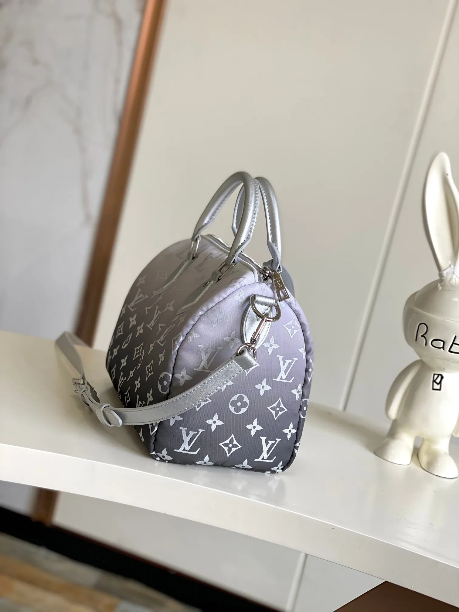 💰1060 top original single dynamic chip SPEEDY BANDOULIÈRE 25 handbag M11848 silver This Speedy Bandoulière 25 handbag is from the L*Snow series. It renders a chic gradient effect for the new Monogram nylon, and then completes the eye-catching style with metal parts and floral decoration. The compact structure can easily accommodate daily necessities such as mobile phones, wallets and keys. The detachable and adjustable shoulder strap allows for a variety of carrying methods. size：25x19x15cm