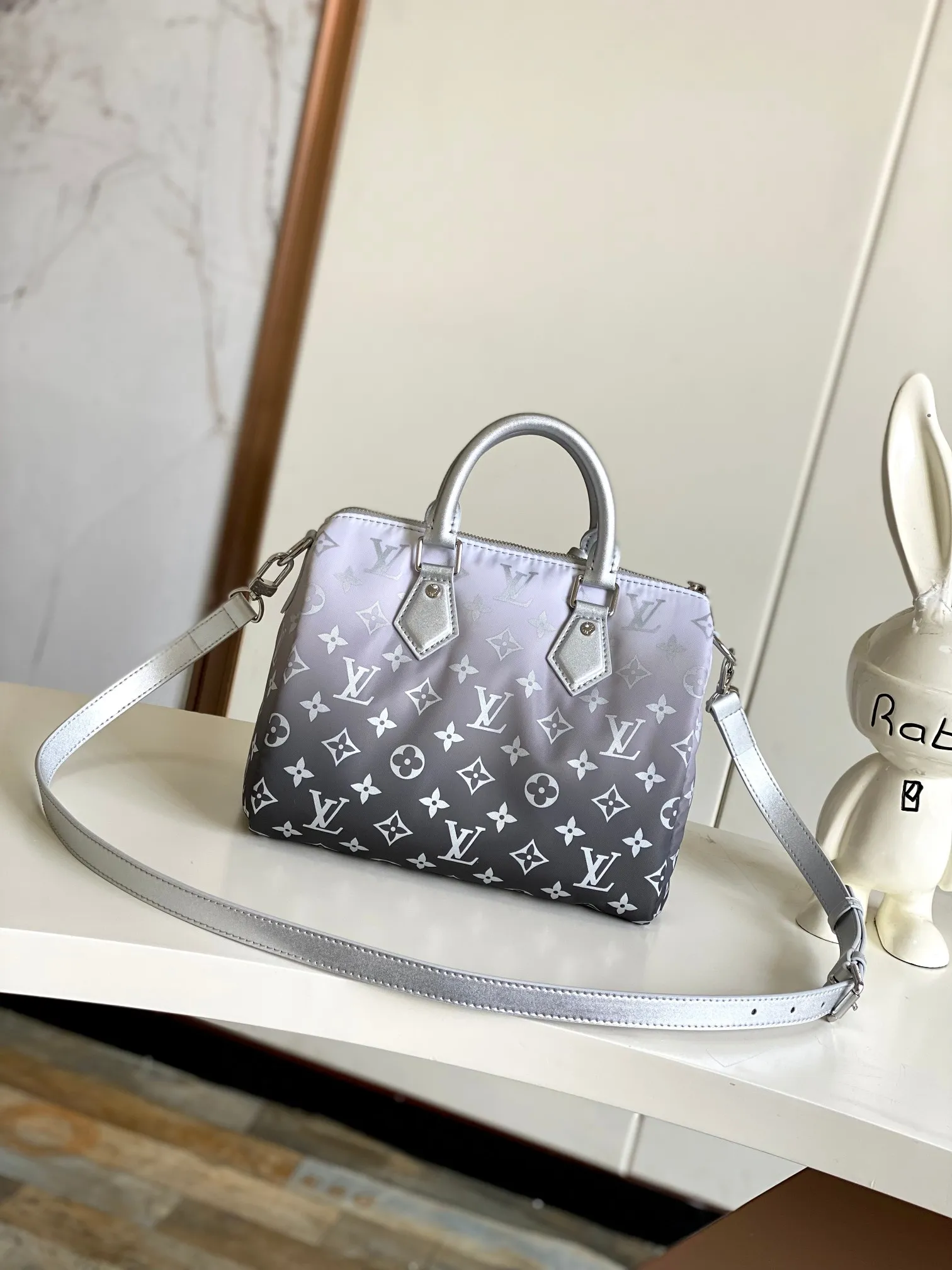 💰1060 top original single dynamic chip SPEEDY BANDOULIÈRE 25 handbag M11848 silver This Speedy Bandoulière 25 handbag is from the L*Snow series. It renders a chic gradient effect for the new Monogram nylon, and then completes the eye-catching style with metal parts and floral decoration. The compact structure can easily accommodate daily necessities such as mobile phones, wallets and keys. The detachable and adjustable shoulder strap allows for a variety of carrying methods. size：25x19x15cm