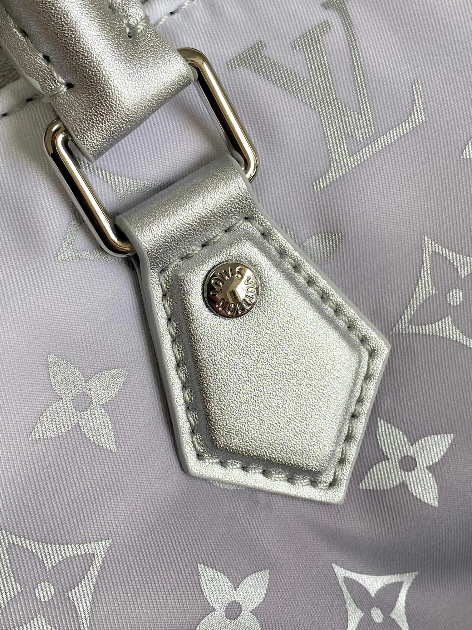 💰1060 top original single dynamic chip SPEEDY BANDOULIÈRE 25 handbag M11848 silver This Speedy Bandoulière 25 handbag is from the L*Snow series. It renders a chic gradient effect for the new Monogram nylon, and then completes the eye-catching style with metal parts and floral decoration. The compact structure can easily accommodate daily necessities such as mobile phones, wallets and keys. The detachable and adjustable shoulder strap allows for a variety of carrying methods. size：25x19x15cm