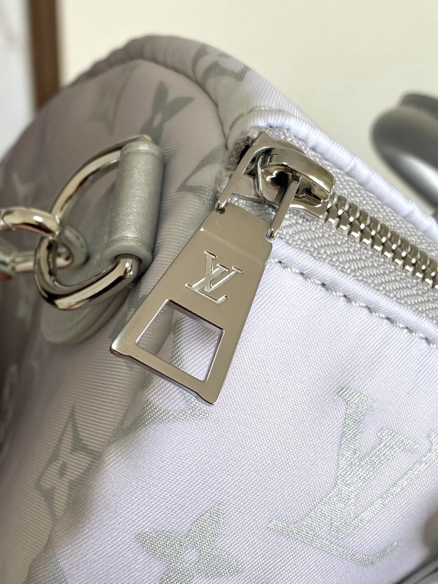 💰1060 top original single dynamic chip SPEEDY BANDOULIÈRE 25 handbag M11848 silver This Speedy Bandoulière 25 handbag is from the L*Snow series. It renders a chic gradient effect for the new Monogram nylon, and then completes the eye-catching style with metal parts and floral decoration. The compact structure can easily accommodate daily necessities such as mobile phones, wallets and keys. The detachable and adjustable shoulder strap allows for a variety of carrying methods. size：25x19x15cm