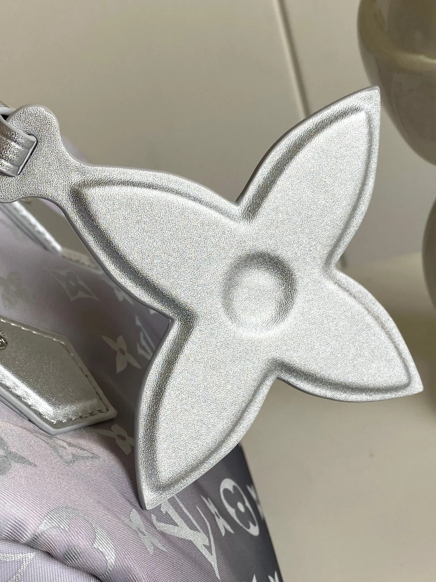 💰1060 top original single dynamic chip SPEEDY BANDOULIÈRE 25 handbag M11848 silver This Speedy Bandoulière 25 handbag is from the L*Snow series. It renders a chic gradient effect for the new Monogram nylon, and then completes the eye-catching style with metal parts and floral decoration. The compact structure can easily accommodate daily necessities such as mobile phones, wallets and keys. The detachable and adjustable shoulder strap allows for a variety of carrying methods. size：25x19x15cm