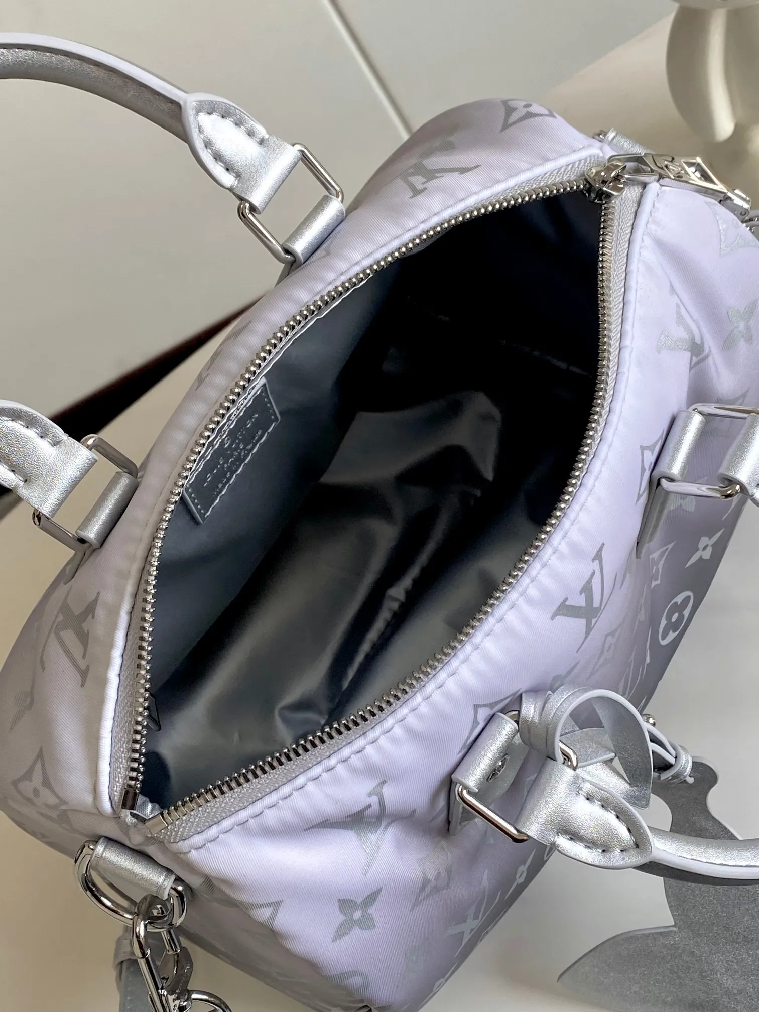 💰1060 top original single dynamic chip SPEEDY BANDOULIÈRE 25 handbag M11848 silver This Speedy Bandoulière 25 handbag is from the L*Snow series. It renders a chic gradient effect for the new Monogram nylon, and then completes the eye-catching style with metal parts and floral decoration. The compact structure can easily accommodate daily necessities such as mobile phones, wallets and keys. The detachable and adjustable shoulder strap allows for a variety of carrying methods. size：25x19x15cm