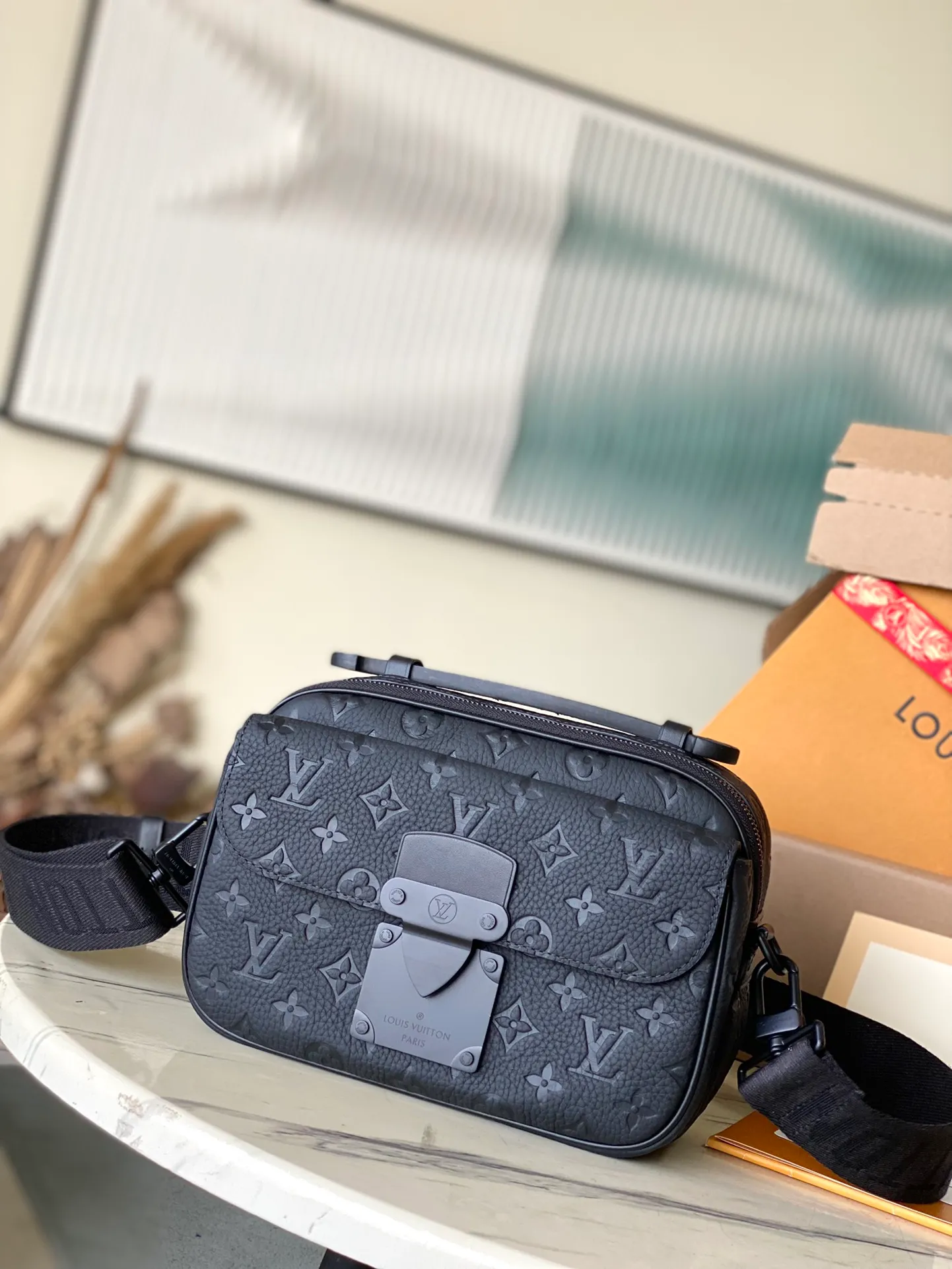 💰1000 (top layer leather) top original order M58489. Support counter inspection. Photos taken of duty-free goods are consistent with the product without unpacking. This product is an exclusive duty-free product in the market and is the highest-end product. Inspection is supported. This product has passed strict inspection and is flawless. Please wear gloves when touching the product. This product is not returnable or exchangeable. Please confirm the product first and then remove the label on the handle. This product is temporarily not open to the public, only regular customers, and is in short supply. Dimensions: 22 x 18 x 8 cm