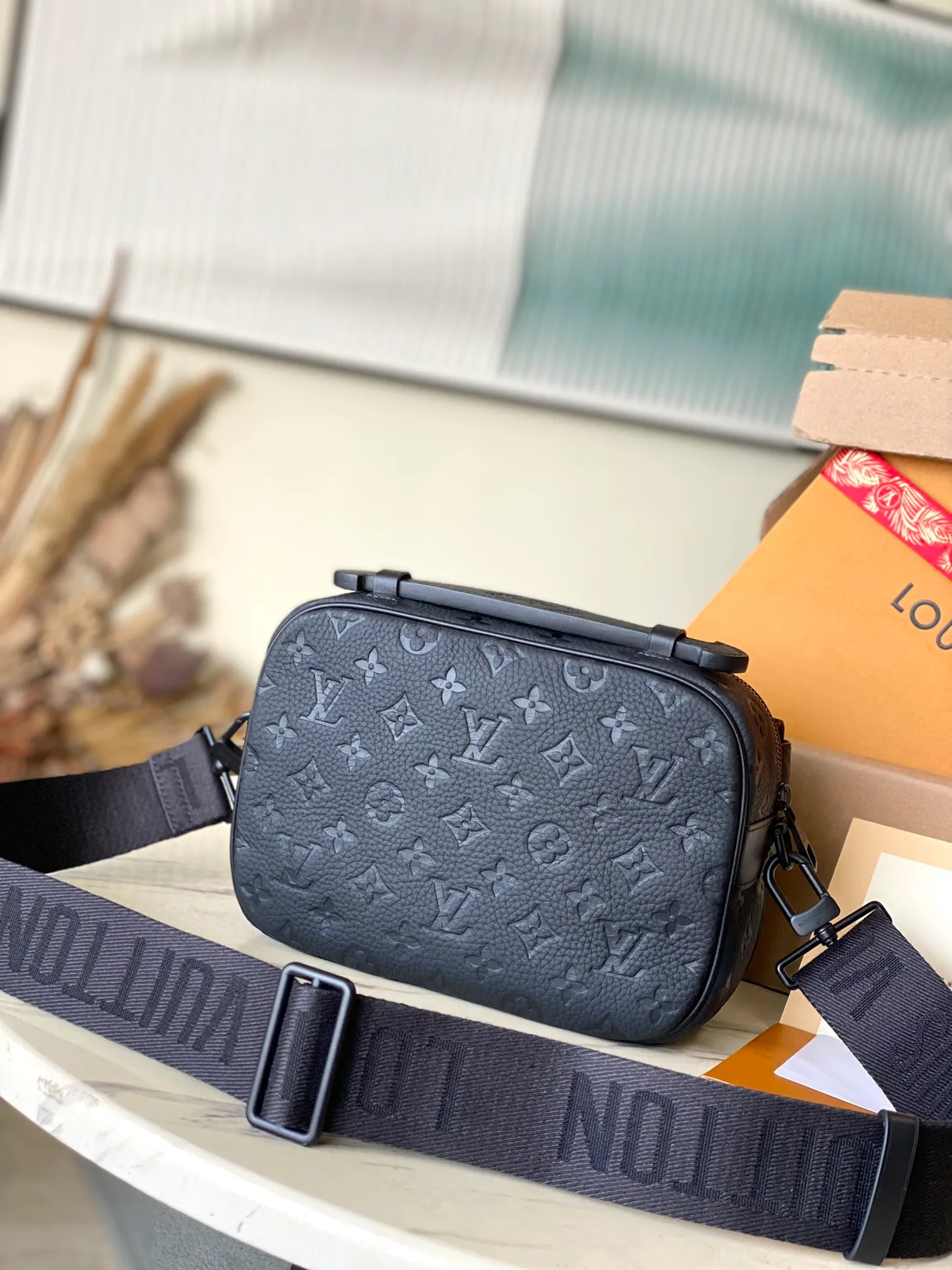 💰1000 (top layer leather) top original order M58489. Support counter inspection. Photos taken of duty-free goods are consistent with the product without unpacking. This product is an exclusive duty-free product in the market and is the highest-end product. Inspection is supported. This product has passed strict inspection and is flawless. Please wear gloves when touching the product. This product is not returnable or exchangeable. Please confirm the product first and then remove the label on the handle. This product is temporarily not open to the public, only regular customers, and is in short supply. Dimensions: 22 x 18 x 8 cm
