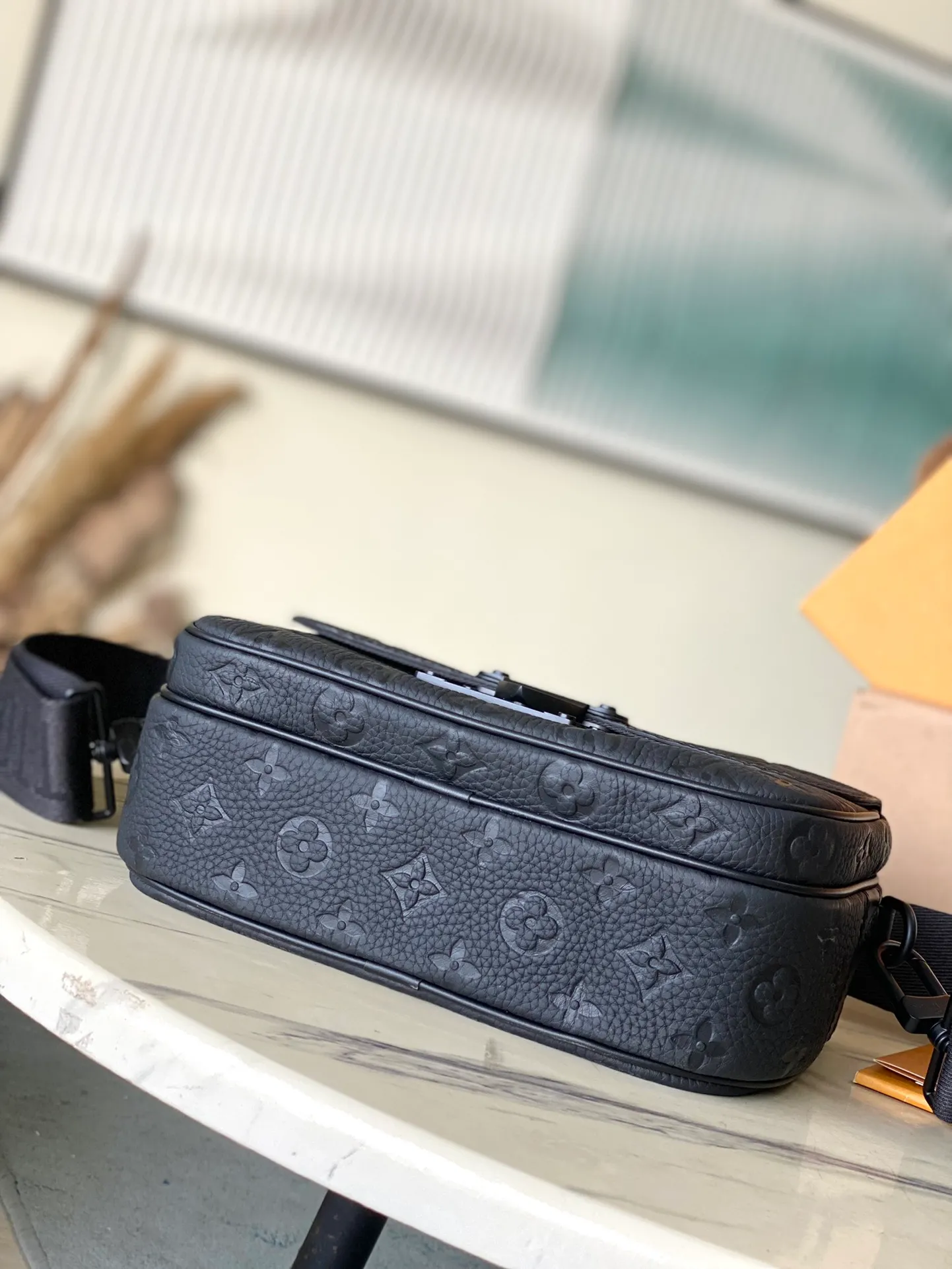 💰1000 (top layer leather) top original order M58489. Support counter inspection. Photos taken of duty-free goods are consistent with the product without unpacking. This product is an exclusive duty-free product in the market and is the highest-end product. Inspection is supported. This product has passed strict inspection and is flawless. Please wear gloves when touching the product. This product is not returnable or exchangeable. Please confirm the product first and then remove the label on the handle. This product is temporarily not open to the public, only regular customers, and is in short supply. Dimensions: 22 x 18 x 8 cm