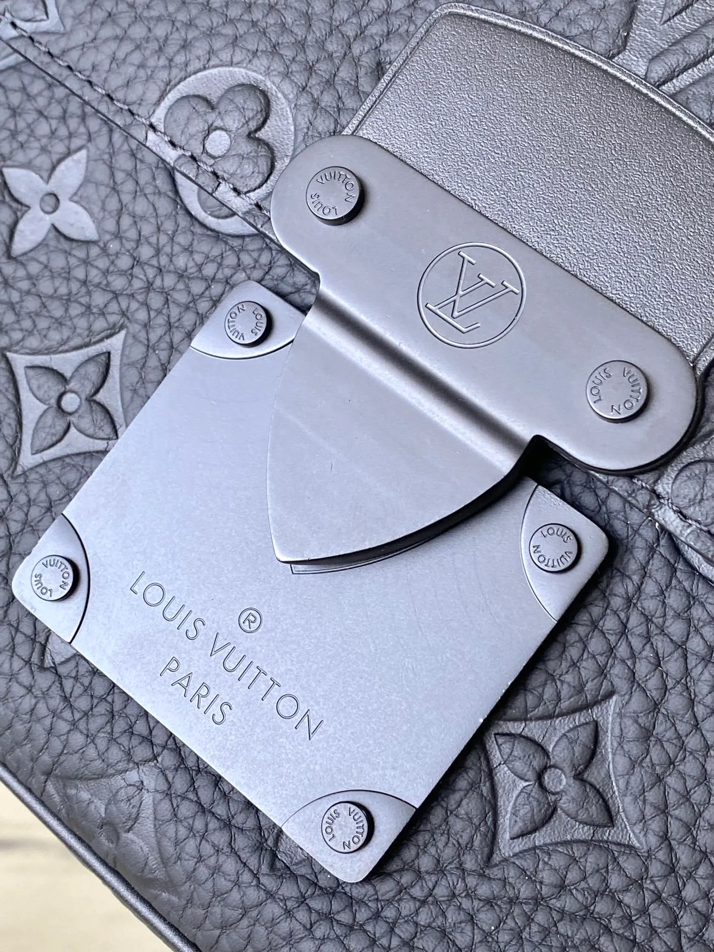 💰1000 (top layer leather) top original order M58489. Support counter inspection. Photos taken of duty-free goods are consistent with the product without unpacking. This product is an exclusive duty-free product in the market and is the highest-end product. Inspection is supported. This product has passed strict inspection and is flawless. Please wear gloves when touching the product. This product is not returnable or exchangeable. Please confirm the product first and then remove the label on the handle. This product is temporarily not open to the public, only regular customers, and is in short supply. Dimensions: 22 x 18 x 8 cm