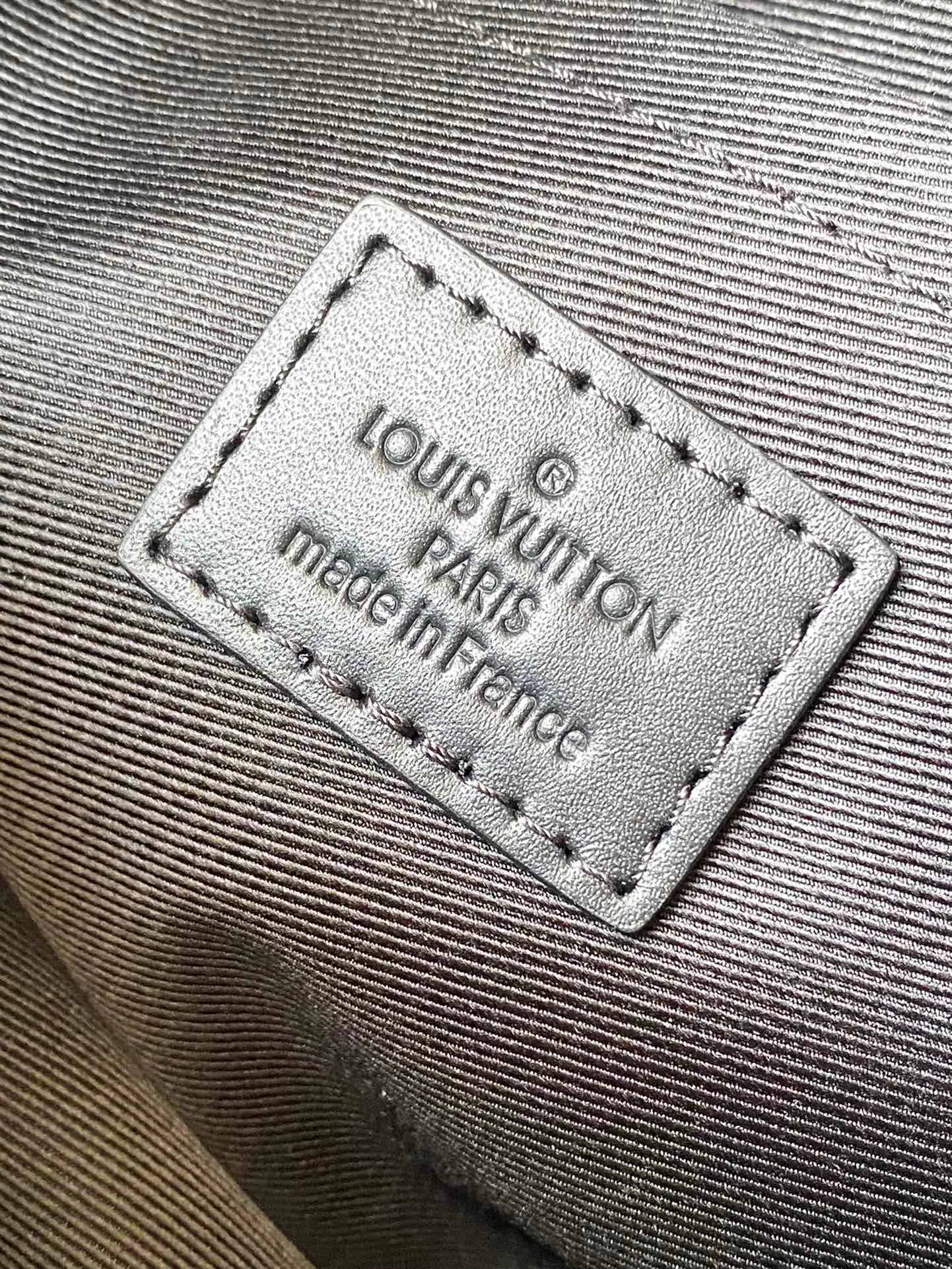 💰1000 (top layer leather) top original order M58489. Support counter inspection. Photos taken of duty-free goods are consistent with the product without unpacking. This product is an exclusive duty-free product in the market and is the highest-end product. Inspection is supported. This product has passed strict inspection and is flawless. Please wear gloves when touching the product. This product is not returnable or exchangeable. Please confirm the product first and then remove the label on the handle. This product is temporarily not open to the public, only regular customers, and is in short supply. Dimensions: 22 x 18 x 8 cm