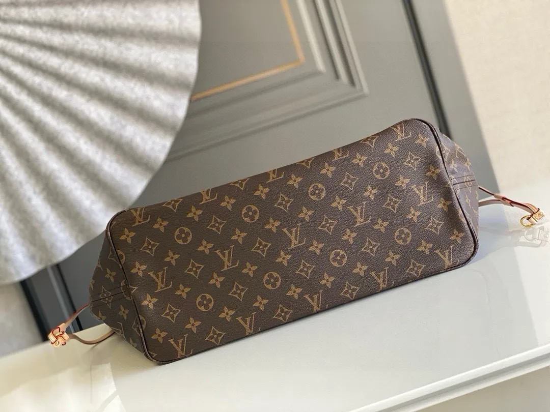 💰800 (large steel nails) top original order M50367NEVERFULL large handbag Neverfull is a new interpretation of the classic handbag and explores the exquisite details inside the bag. Redesigned interior pockets feature fresh fabric linings and vintage details inspired by the Louis Vuitton archives, most notably the detachable zippered clutch, which can be used as a sophisticated clutch on its own or as an additional pocket. Bright lining tones add a more lively feel to Monogram's classic canvas. Detailed features 39 x 32 x 19 cm (Length x Height x Width) Redesigned interior pocket with details inspired by the Louis Vuitton archives Pockets lined with linen fabric Removable zippered clutch with tonal interior pocket Natural cowhide leather trim Shiny gold-tone hardware Handles: double handles