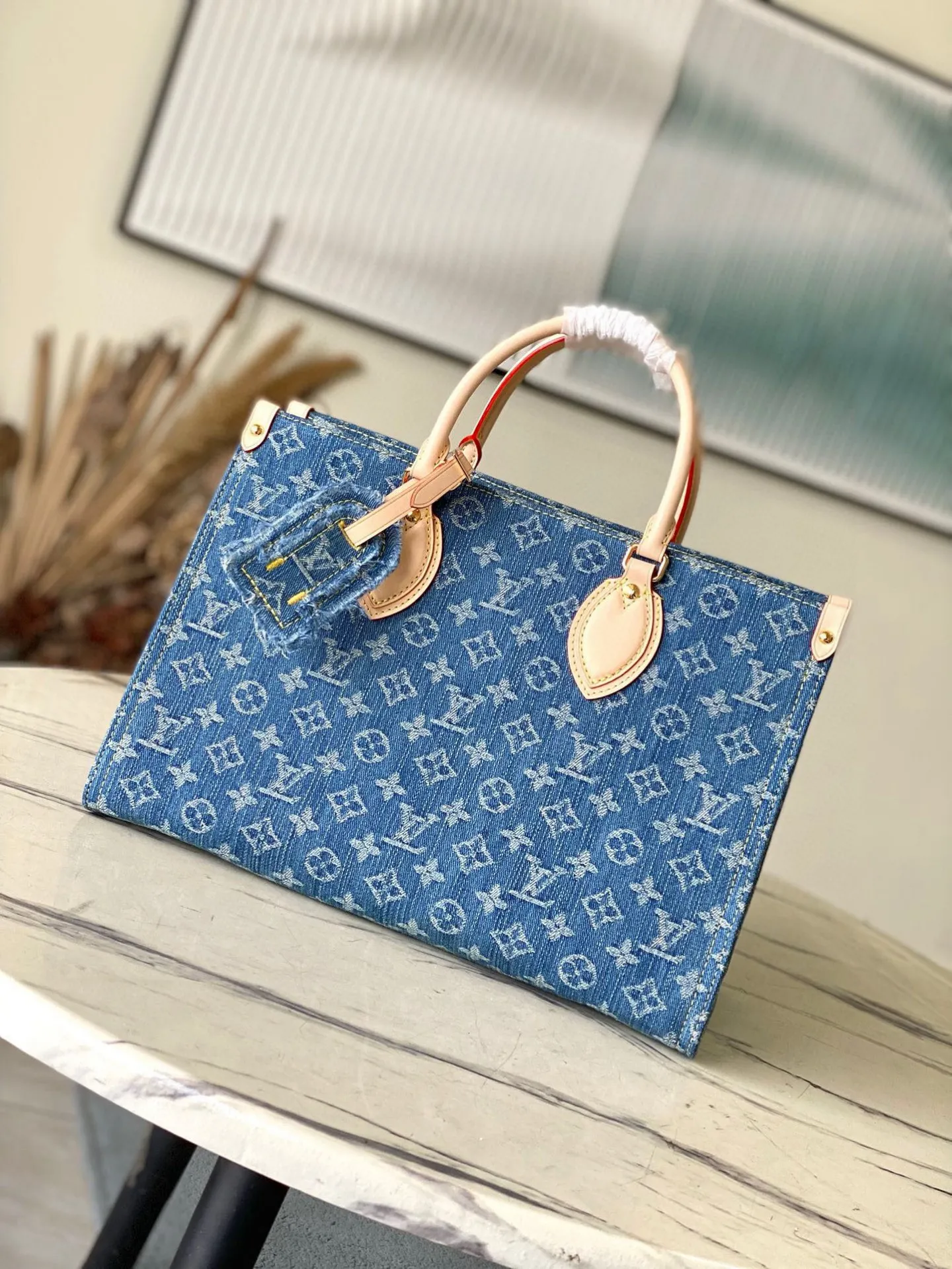 💰1160 Top Original Order M46871 Blue Denim Denim Square Bag Series Onthego Medium Handbag Blue (denim denim) This Onthego medium handbag has a new look with sand-washed Monogram jacquard denim, with leather trim and contrasting stitching. The ample capacity meets business or leisure needs, and the exquisite handle and long shoulder strap unlock multiple carrying methods. Dimensions 35.0 x 27.0 x 14.0 cm