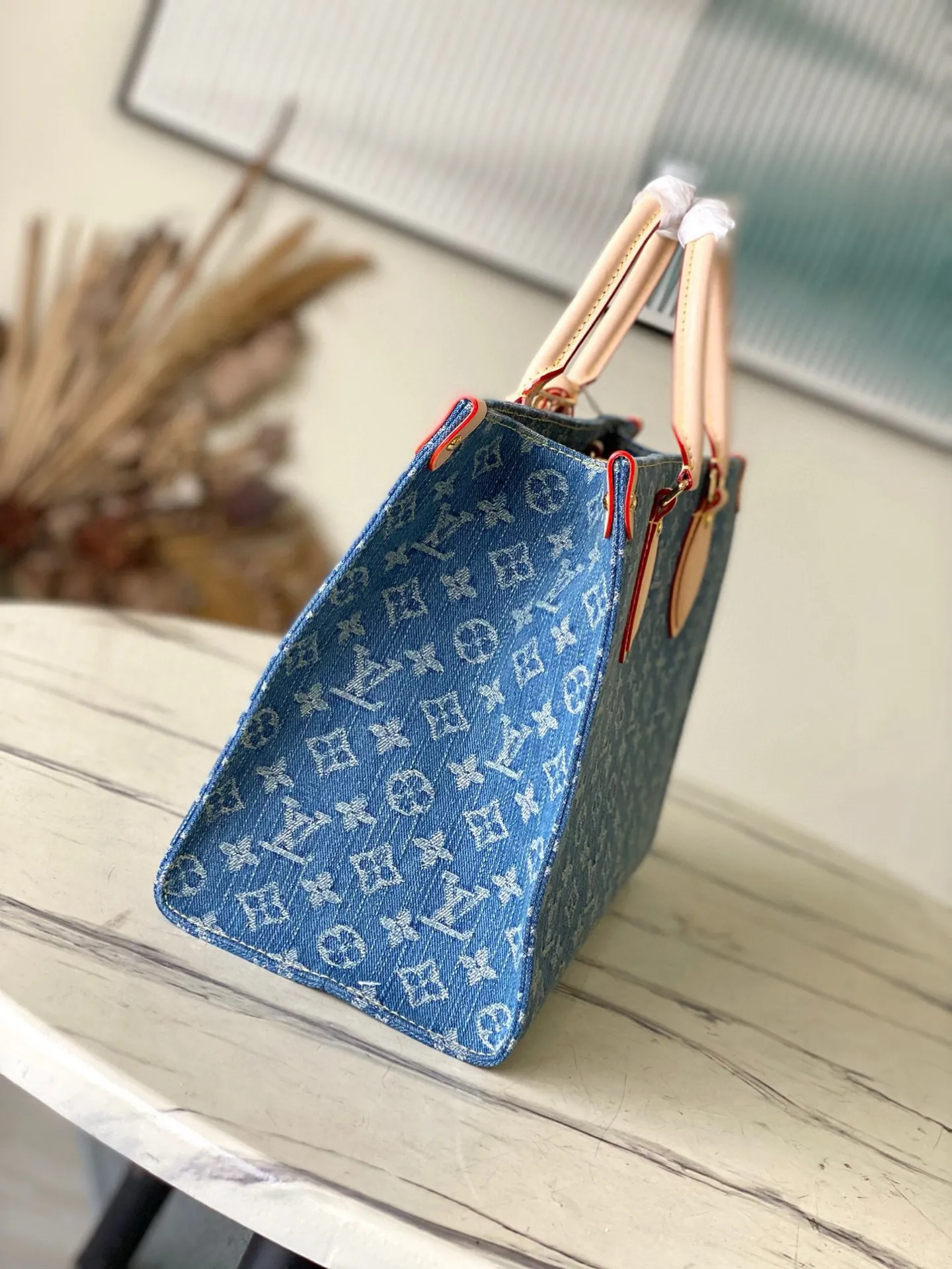 💰1160 Top Original Order M46871 Blue Denim Denim Square Bag Series Onthego Medium Handbag Blue (denim denim) This Onthego medium handbag has a new look with sand-washed Monogram jacquard denim, with leather trim and contrasting stitching. The ample capacity meets business or leisure needs, and the exquisite handle and long shoulder strap unlock multiple carrying methods. Dimensions 35.0 x 27.0 x 14.0 cm