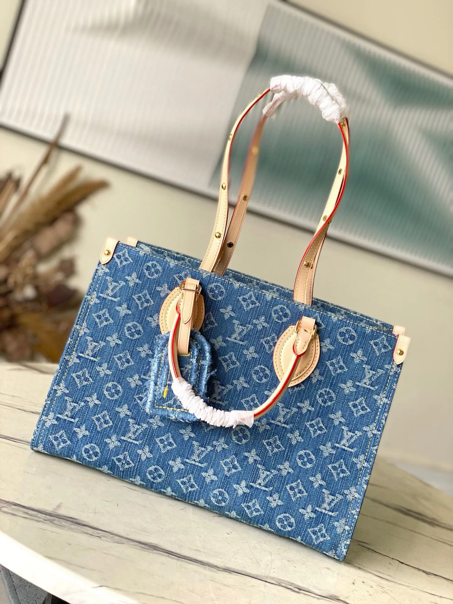 💰1160 Top Original Order M46871 Blue Denim Denim Square Bag Series Onthego Medium Handbag Blue (denim denim) This Onthego medium handbag has a new look with sand-washed Monogram jacquard denim, with leather trim and contrasting stitching. The ample capacity meets business or leisure needs, and the exquisite handle and long shoulder strap unlock multiple carrying methods. Dimensions 35.0 x 27.0 x 14.0 cm