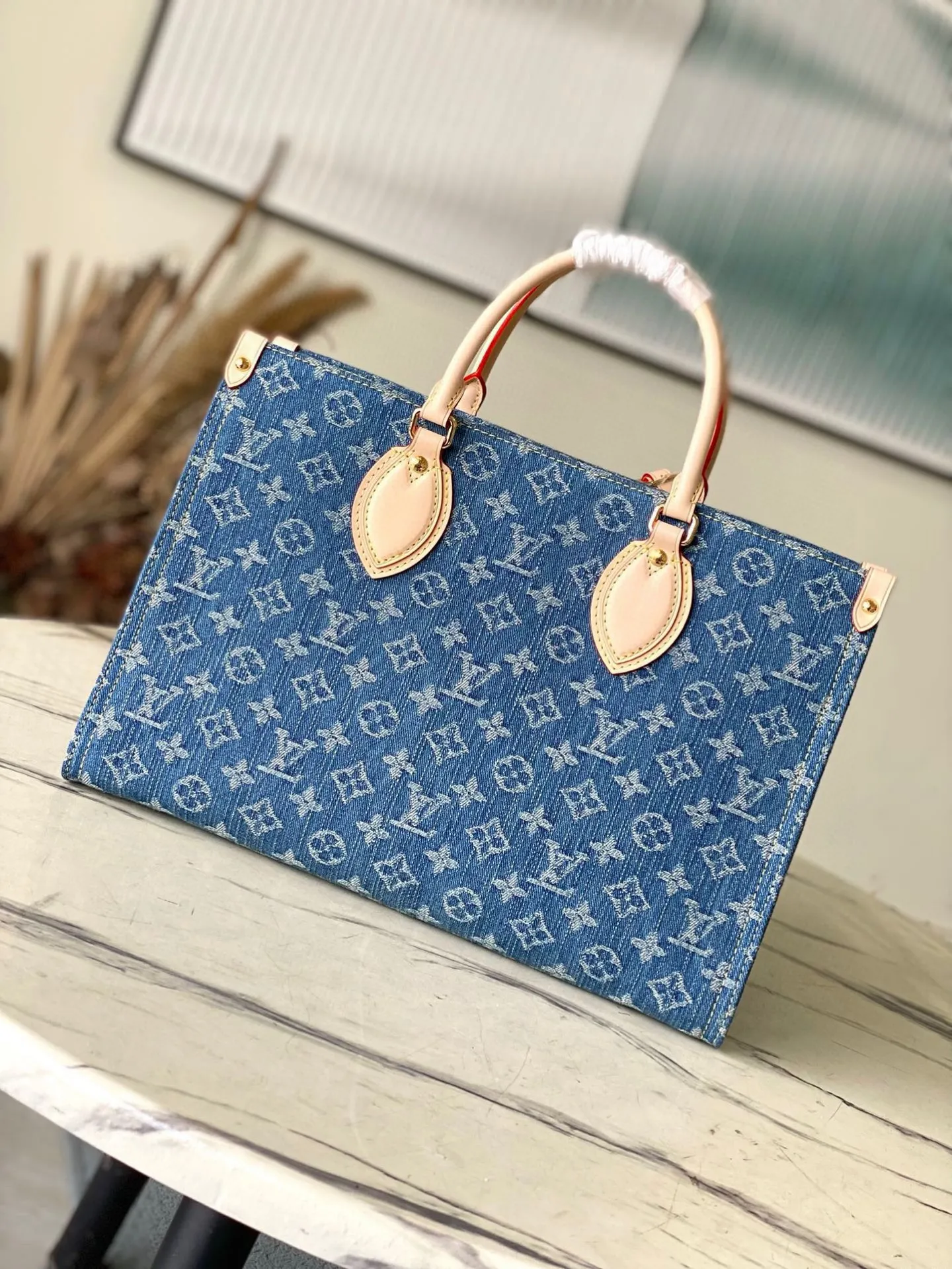 💰1160 Top Original Order M46871 Blue Denim Denim Square Bag Series Onthego Medium Handbag Blue (denim denim) This Onthego medium handbag has a new look with sand-washed Monogram jacquard denim, with leather trim and contrasting stitching. The ample capacity meets business or leisure needs, and the exquisite handle and long shoulder strap unlock multiple carrying methods. Dimensions 35.0 x 27.0 x 14.0 cm
