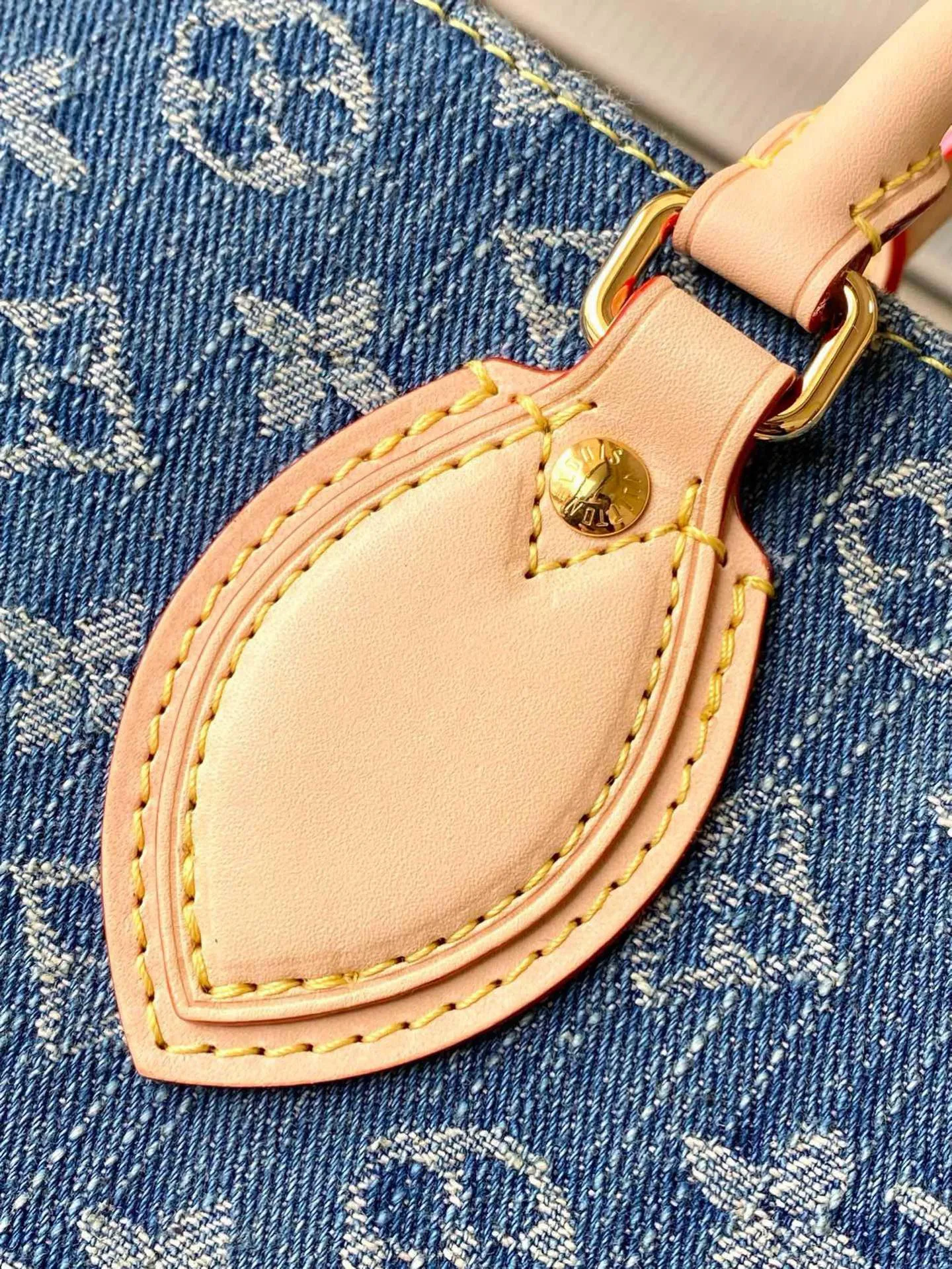 💰1160 Top Original Order M46871 Blue Denim Denim Square Bag Series Onthego Medium Handbag Blue (denim denim) This Onthego medium handbag has a new look with sand-washed Monogram jacquard denim, with leather trim and contrasting stitching. The ample capacity meets business or leisure needs, and the exquisite handle and long shoulder strap unlock multiple carrying methods. Dimensions 35.0 x 27.0 x 14.0 cm