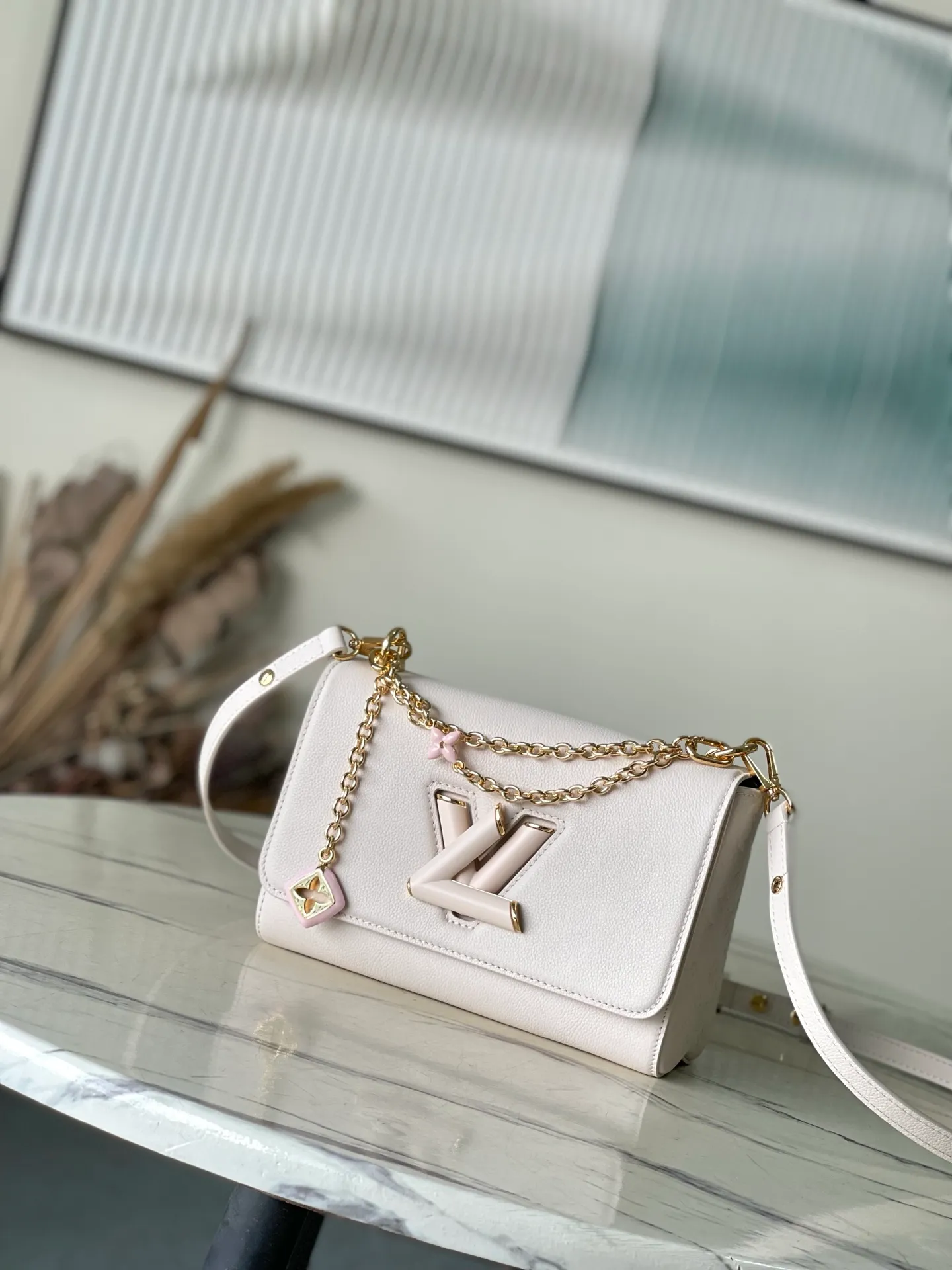 💰1160 (top layer leather) top original order M14341 Harmony series Monogram flowers and Pulfygram jewelry series elements, renewing the TwistSlim medium handbag with decorative chains. Taurillon cow leather is dip-dyed in elegant tones, the LVTwist twist lock continues the iconic design, and the detachable mirror makes it easy to organize your makeup. Dimensions: 23 × 16 × 8 cm
