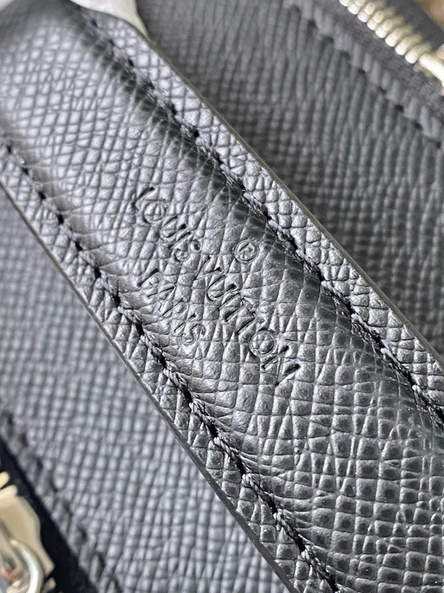 💰1380 (top-grain leather) Top-quality original M30977 cross-grain Avenue backpack is made of Taiga leather with cow leather trim and metal parts, integrating practical function and elegant style. The main compartment is equipped with wide pockets and padded compartments at the front and rear, and an inner pocket provides organized storage. Dimensions: 40×31×15c