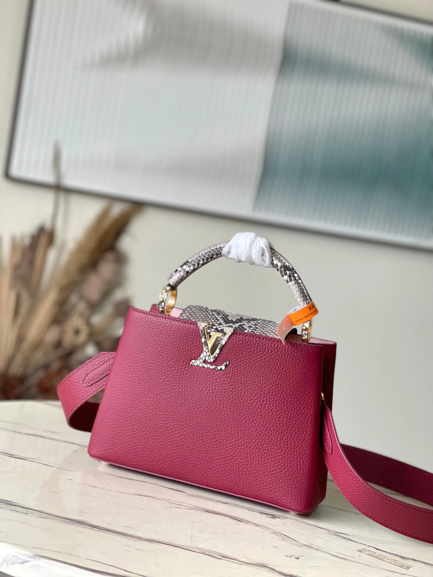 💰2460 (excellent quality original leather) N82068 N82067 grape purple with python leather small size This Capucines BB handbag is made of full-grain Taurillon leather and has a sophisticated structure. It has a top handle, a two-way flap and a logo outlined in python snakeskin. It is a gorgeous choice that can be worn day and night. The detachable wide shoulder strap can be carried on the shoulder or crossbody for a avant-garde look. Size: 27*18*9cm