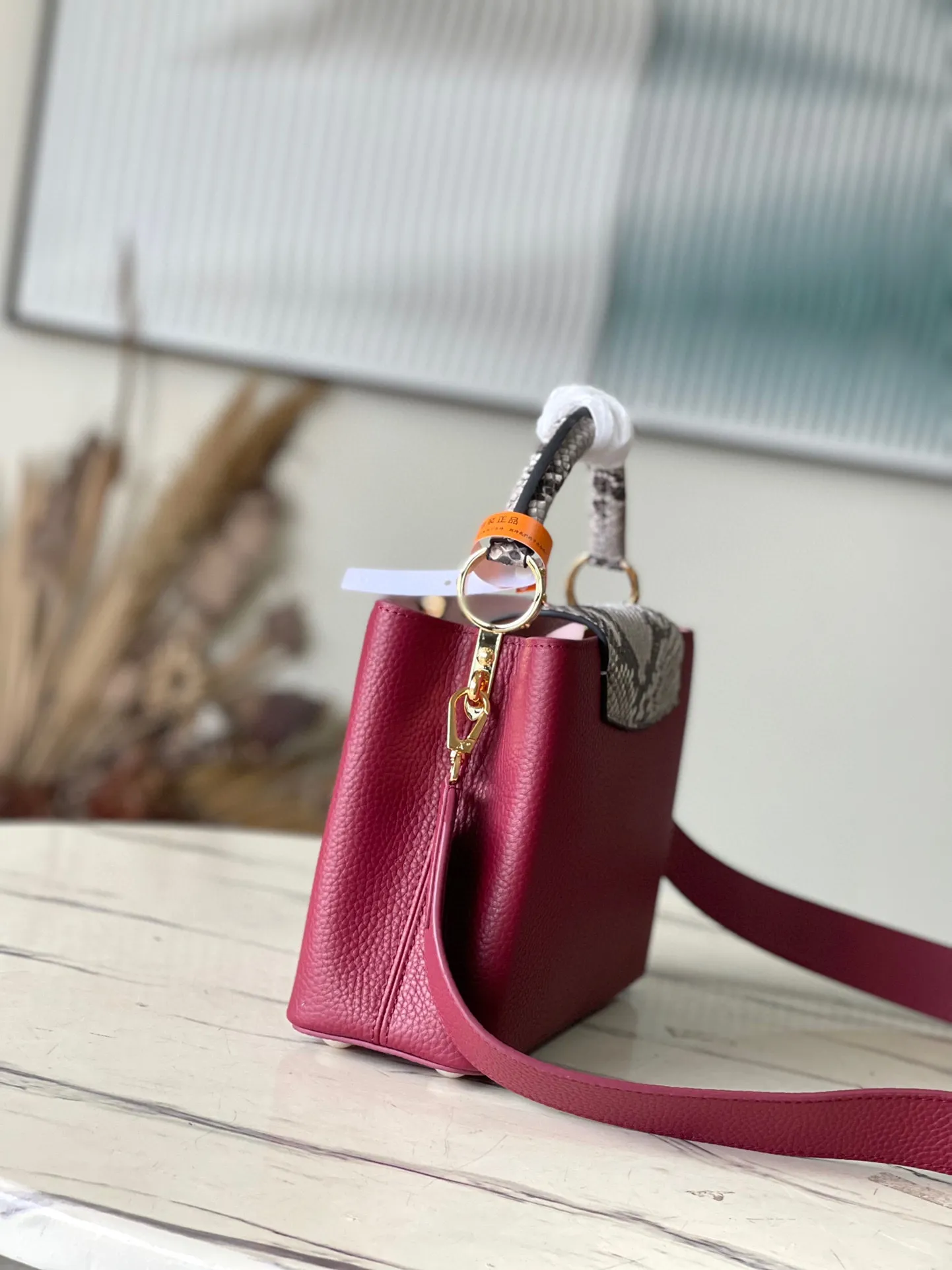 💰2460 (excellent quality original leather) N82068 N82067 grape purple with python leather small size This Capucines BB handbag is made of full-grain Taurillon leather and has a sophisticated structure. It has a top handle, a two-way flap and a logo outlined in python snakeskin. It is a gorgeous choice that can be worn day and night. The detachable wide shoulder strap can be carried on the shoulder or crossbody for a avant-garde look. Size: 27*18*9cm