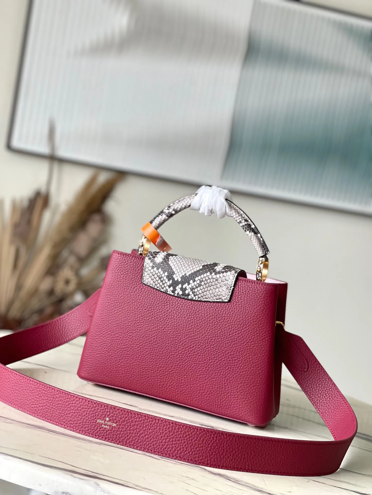 💰2460 (excellent quality original leather) N82068 N82067 grape purple with python leather small size This Capucines BB handbag is made of full-grain Taurillon leather and has a sophisticated structure. It has a top handle, a two-way flap and a logo outlined in python snakeskin. It is a gorgeous choice that can be worn day and night. The detachable wide shoulder strap can be carried on the shoulder or crossbody for a avant-garde look. Size: 27*18*9cm