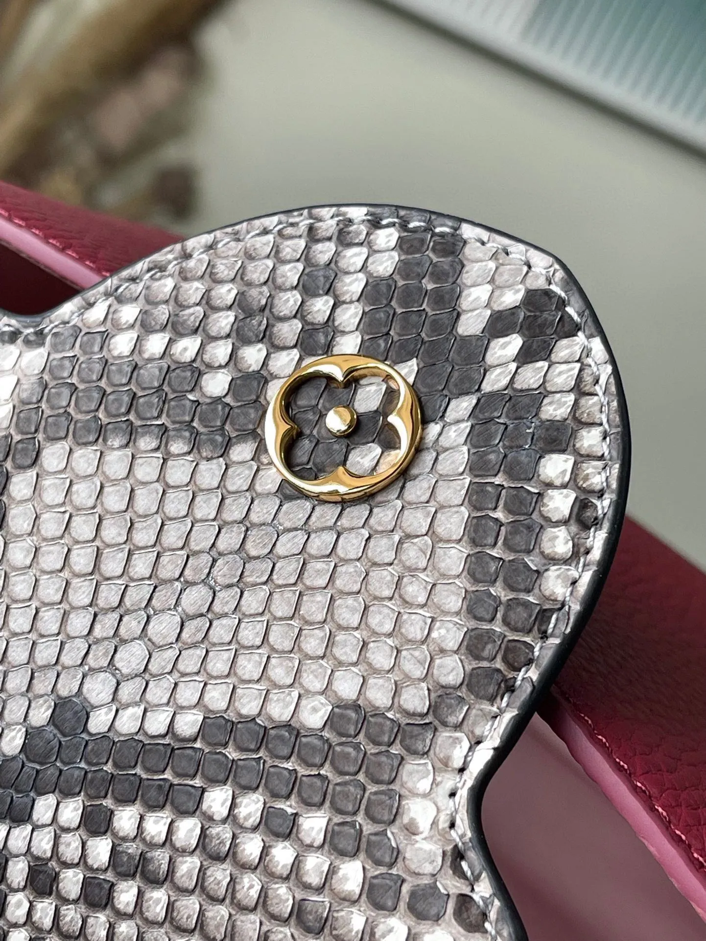 💰2460 (excellent quality original leather) N82068 N82067 grape purple with python leather small size This Capucines BB handbag is made of full-grain Taurillon leather and has a sophisticated structure. It has a top handle, a two-way flap and a logo outlined in python snakeskin. It is a gorgeous choice that can be worn day and night. The detachable wide shoulder strap can be carried on the shoulder or crossbody for a avant-garde look. Size: 27*18*9cm