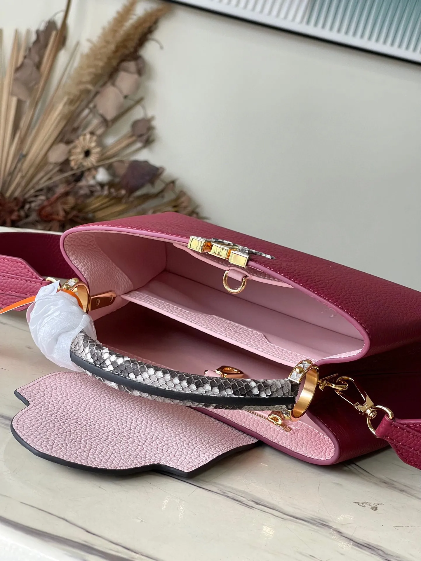 💰2460 (excellent quality original leather) N82068 N82067 grape purple with python leather small size This Capucines BB handbag is made of full-grain Taurillon leather and has a sophisticated structure. It has a top handle, a two-way flap and a logo outlined in python snakeskin. It is a gorgeous choice that can be worn day and night. The detachable wide shoulder strap can be carried on the shoulder or crossbody for a avant-garde look. Size: 27*18*9cm