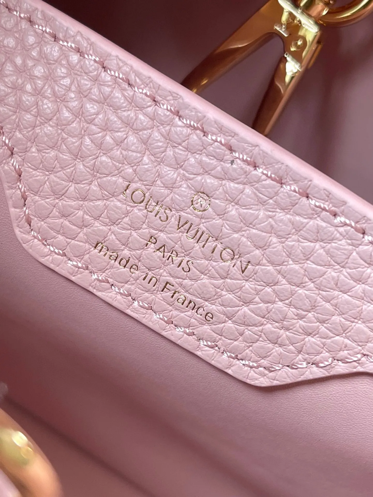 💰2460 (excellent quality original leather) N82068 N82067 grape purple with python leather small size This Capucines BB handbag is made of full-grain Taurillon leather and has a sophisticated structure. It has a top handle, a two-way flap and a logo outlined in python snakeskin. It is a gorgeous choice that can be worn day and night. The detachable wide shoulder strap can be carried on the shoulder or crossbody for a avant-garde look. Size: 27*18*9cm
